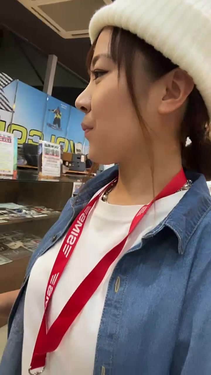 hoshinofumikaのインスタグラム：「もぅ買い物しちゃいまーす💖💦 スノーボードショップ楽しすぎる😂 @fleaboardshop_」