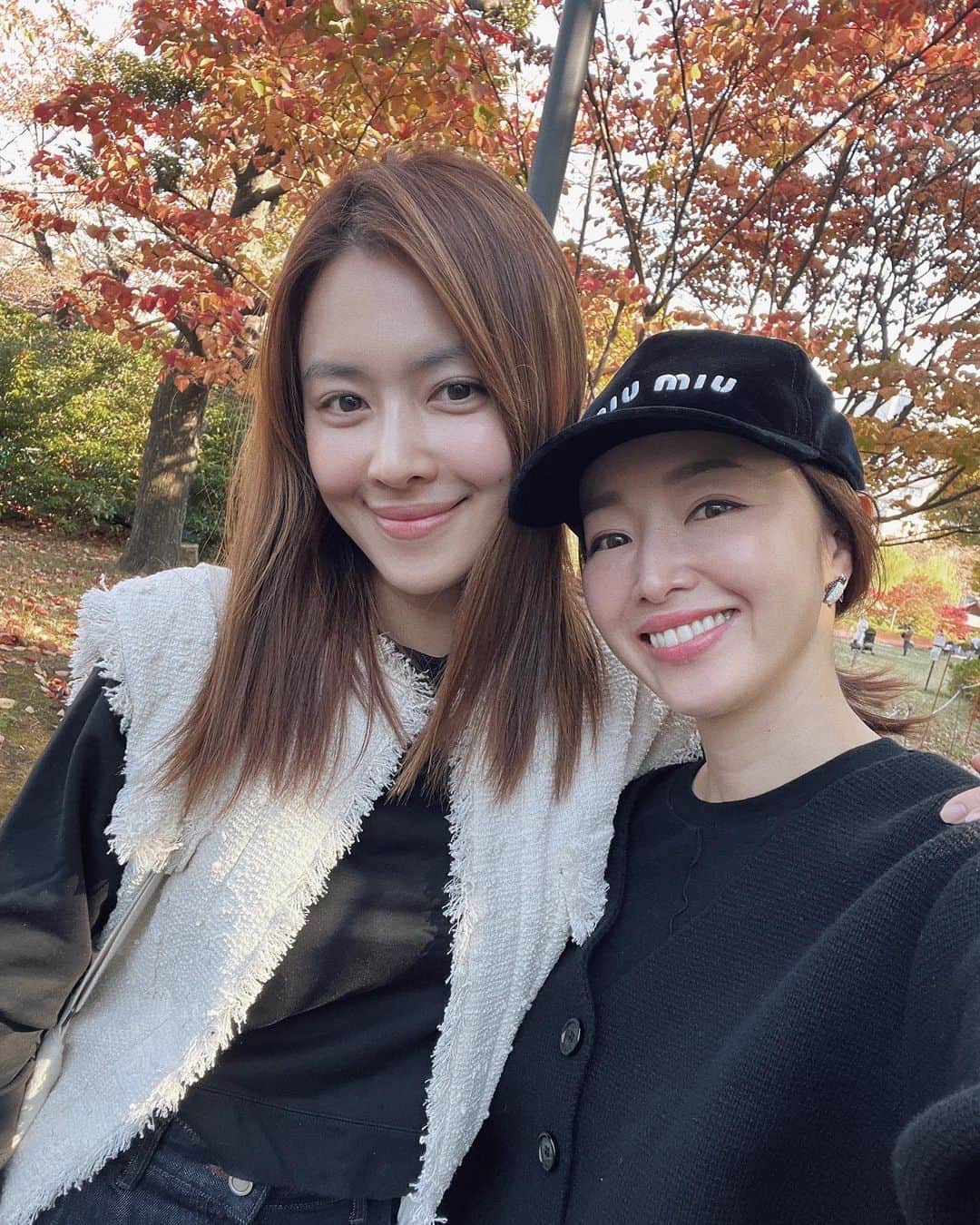 のインスタグラム：「韓国からの友人チヨンと散歩🍂🍁  ミッドタウンのDEAN&DELUCAで @thebees.jp のはちみつをお買い物してくれました🥹🍯🐝💕  #greattimewithyou #tokyomidtown #deananddeluca #abuzzfromthebees #thebees #honey」