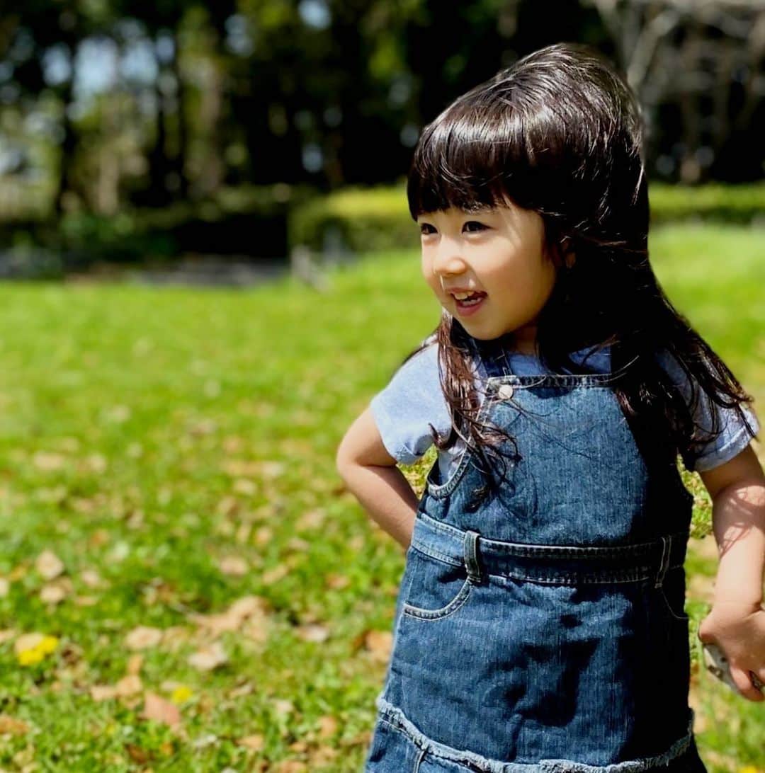 松浦新のインスタグラム：「どんどん可愛くなる娘の画力に驚く。テレビに出てくる子役になれそうです。。#family #娘 #holiday #park #kidsmodel #子役 #子役モデル #model #親バカ」