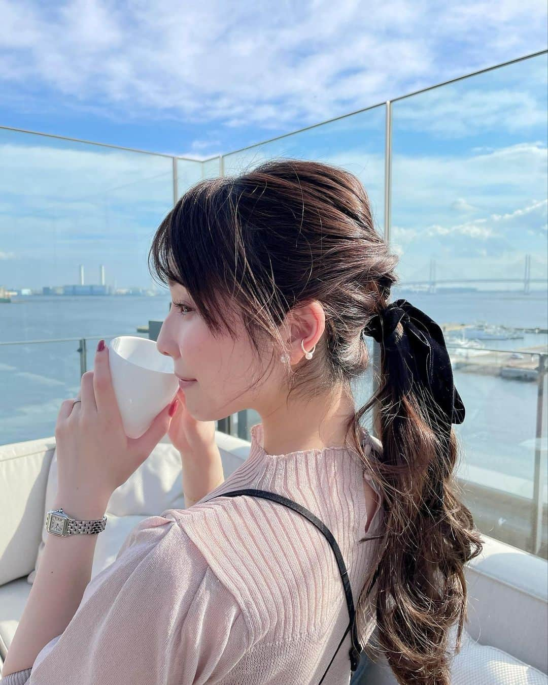 松雪彩花のインスタグラム：「祖父母を連れて、横浜一泊旅行へ🚗  大学生の頃4年間住んでいたこともあり、 だいすきなばしょ💓 お天気にも恵まれて楽しかったなぁ。 横浜もみなとみらいもどんどん素敵になってるなぁ…🥰 海沿いってすごく魅力！  バスケット入り🧺の朝食を持ってルーフトップで。 また行きたいなっ」