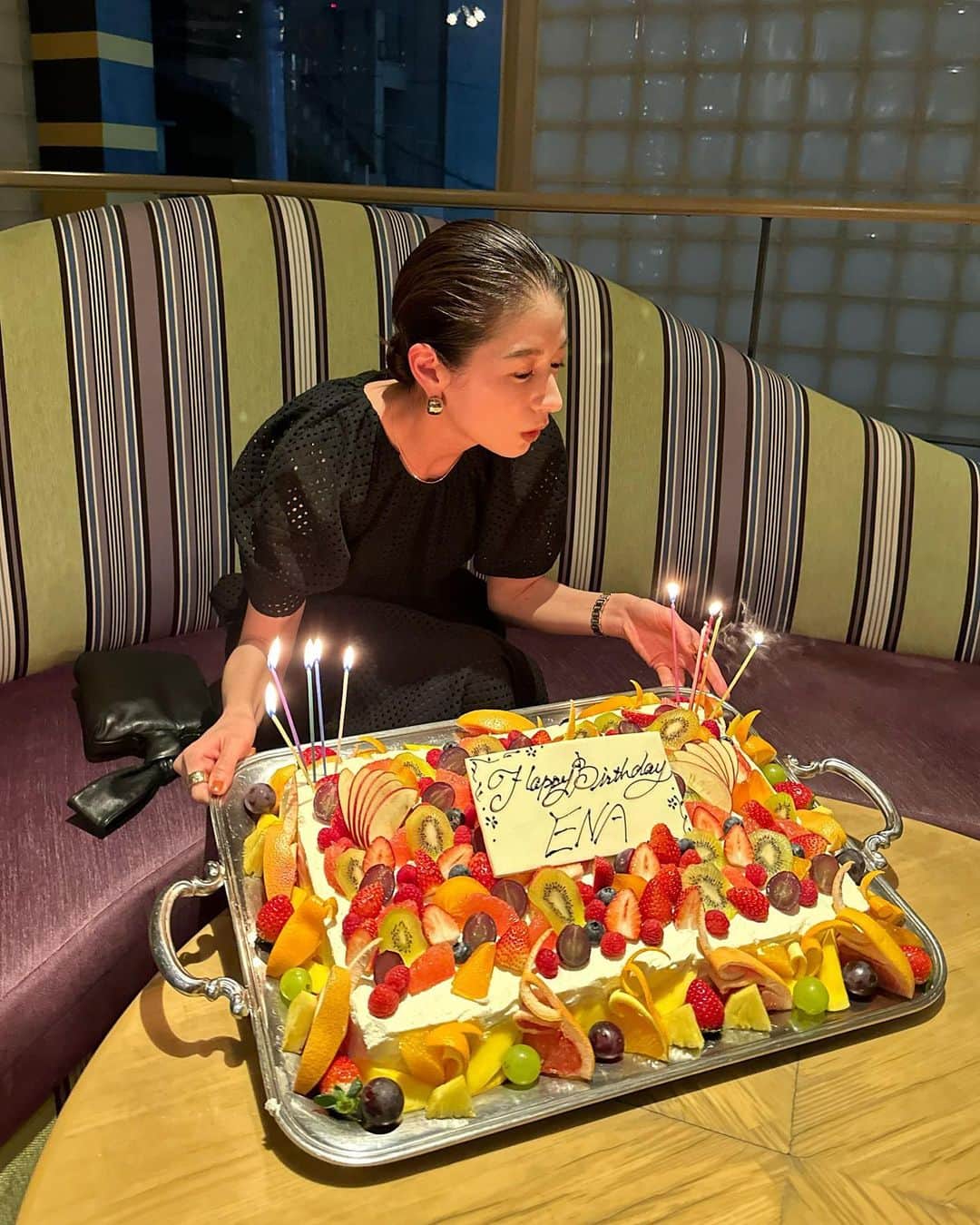 松本恵奈さんのインスタグラム写真 - (松本恵奈Instagram)「CLANE DESIGNのみんなにお誕生日のお祝いをして頂きました。 もう37歳になるのでそんなに盛大にやらなくても🫣♡と思いながらも、大好きなみんながが集まって 沢山笑って楽しい時間を過ごすのはとても楽しくて幸せいっぱいな夜でした☺️❤️ 本当にみんなありがとう！ 写真も沢山あるのでのせていきますねー♡ #clanedesign #clane #お誕生日 #お誕生日会」11月20日 23時00分 - ena1123