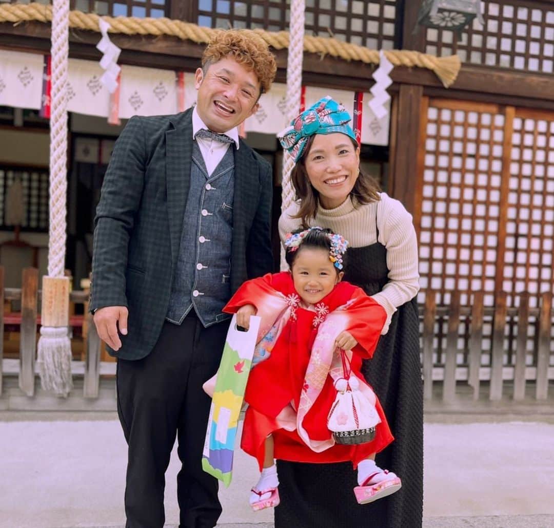 川畑雅秀のインスタグラム：「お友達と一緒に七五三🌻🌻 2人とも可愛いすぎたぁ〜😆 ほんまに…可愛いすぎた☺️☺️ #此花区 #住吉神社 #七五三 #七五三ヘア #七五三3歳 #月ちゃん #かわばたくん #吉本芸人」