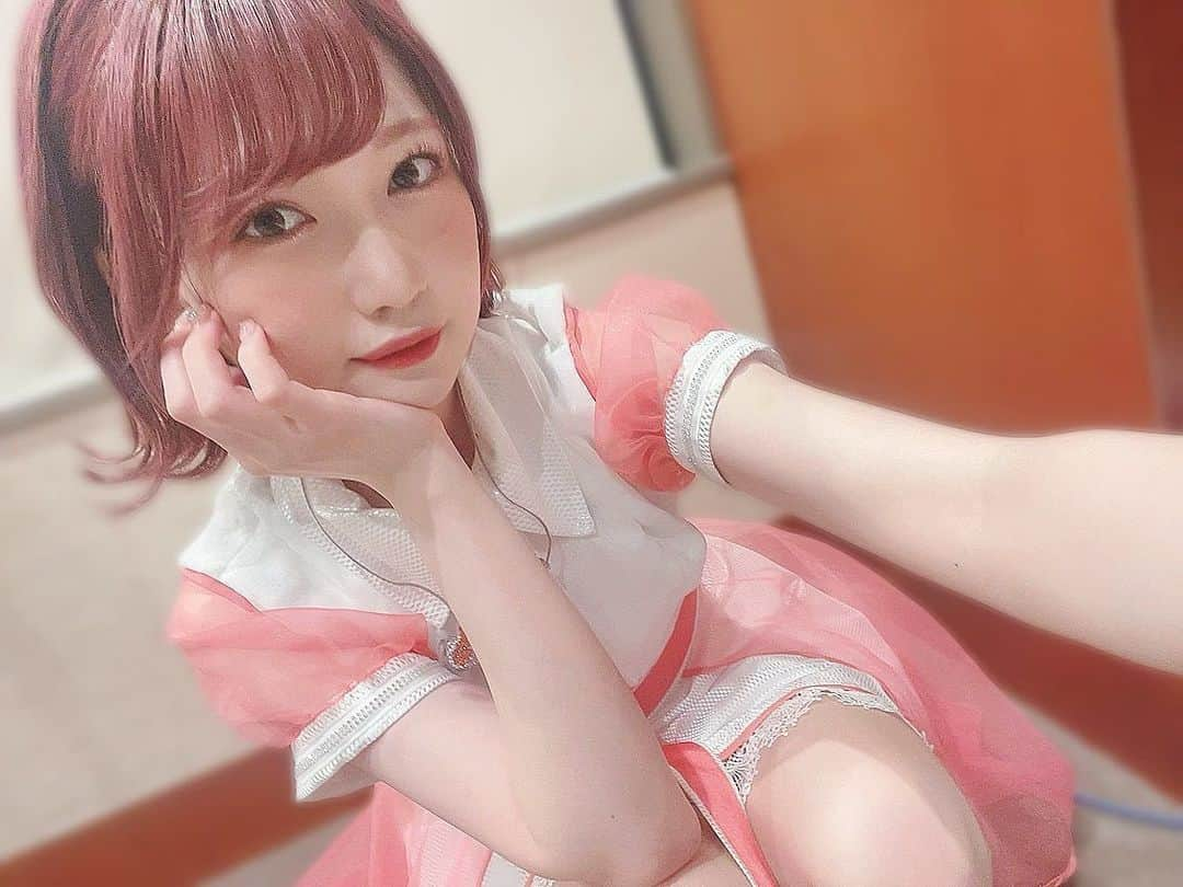 山口愛のインスタグラム：「🌸🕊🍃🌙  とても長いので、暇なときに読んでね  まずは4年間、 CUE！を応援してくださって 本当にありがとうございました。 最初から応援してくださっていた方も、 何かをきっかけに途中から 応援してくださっていた方も、 私たちを。CUE！を見つけてくれて、 本当にありがとうございます。  4年間かぁ。 中学、高校3年間より長いんだね。 でもなんか 学生時代よりあっという間に感じました。 すごくすごく充実した時間でした。  宮路まほろ 本当に私と瓜二つな女の子。 声優になるまでの道筋が一緒なんです。 子役から始まって、 芸歴は長いけど声優としては卵🥚 私はまほろと一緒に成長しました。 その中でたくさん まほろの考えや言葉に助けられたし、 まほろがいなかったら今の私はいないと思います。 性格もどこか似ていて 共感する部分がたくさんありました。 私自身も大勢での行動はあまり得意ではなくて どちらかといえば1人の時間が好きな方なんです。 でもAiRBLUEのみんなやCUE！に関わってるみなさんは本っ当に心が温かくて優しい方で、、大勢でいることに苦を感じたことは1ミリもありませんでした。 まほろもメンバーのみんなのことが大好きで結局メンバーと常に一緒にいたし、考えてることは一緒だろうなと思います。  CUE! 4th Party「Forever Friends」  ラストライブ。 ラストライブのはずなのに ライブのタイトルが4th Partyって なんかまだ続きそうですよね。  今回のライブ、 ステージに立ってしばらくは マネージャーたちの顔全然見れなかったんです。 気持ちの整理が追いついてなさすぎて どういう気持ちで、どういう表情で パフォーマンスしたらいいのかわからなくて。 でもこれじゃまほろじゃないなって気がして、 思い切ってみんなの顔を見渡したら もちろん切なさもあるけど、 真っ直ぐ私たちのことを見てくれてて。 私も真っ直ぐ向き合って 全力で気持ちをぶつけて パフォーマンスしないとダメだって気づいて、 全力の笑顔でパフォーマンスしました。 できる限り、見える限り、 みんなと目を合わせました。 今までの感謝の気持ちを込めて。 伝わったかなあ。  んん〜 こんなに振り返ってもまだ実感湧いてないです。笑 まだ毎週レッスンありそうだし、 レコーディングありそうだし、 windとくだらない話して「はぁ？」 って言いそうだし、 次はいつピンクに染めるのかな〜って考えるし 宮路まほろ役山口愛です！ って言う日が来そうな気がしてしまいます。  まぁでもゆっくり、 ゆっくり慣れていくのかな  、、、、長くなりすぎた！！！！笑  インスタ2年ぶりごめんなさい。笑  まだまだたくさん写真あるので ゆっくりあげていきますね☺️  CUE！、 AiRBLUE、 マネージャー、 まほろ。  本当に本当に今までありがとうございました！  どこまでもきっときっときっときっと、 繋がっているよ。  宮路まほろ役　山口愛  #キュー #🌸🕊🍃🌙 #ひまわりのおまめ」