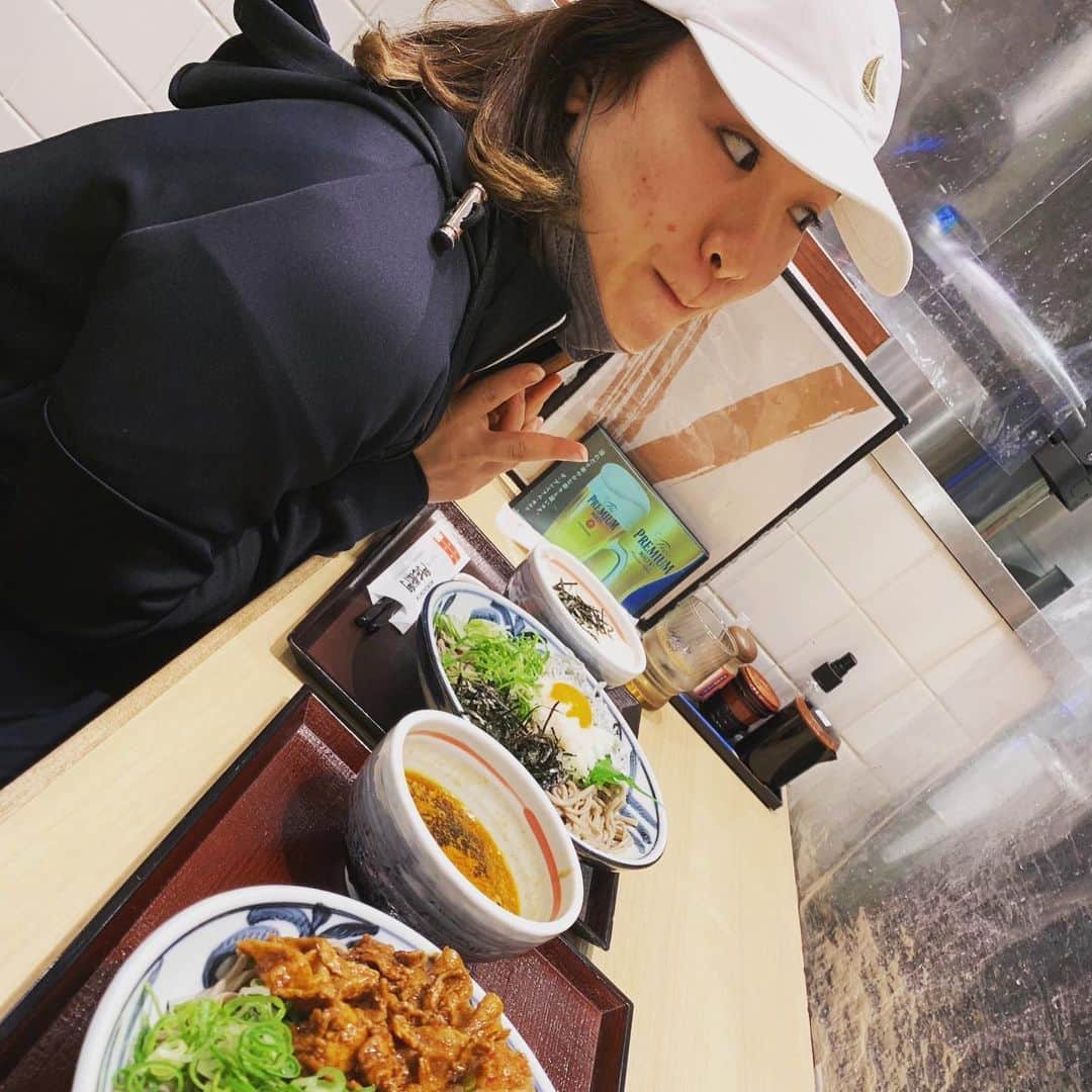 伊藤美誠のインスタグラム：「バンコクから帰国✈️  ①帰国後の食事はやっぱり日本食！ ガッツリ2人前でエネルギーチャージです😋  ②空港ではメディアの方たちが帰国を待っていてくださいました✨  #みまがんば ✨  #アジアカップ2022 #伊藤美誠 #スターツ #卓球 #tabletennis #pingpong」