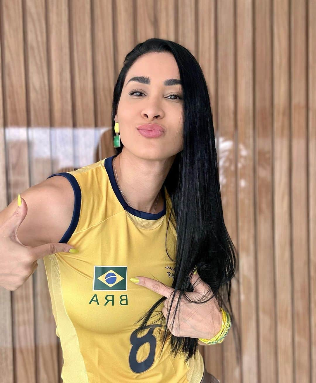 ジャケリネ・カルバリョのインスタグラム：「VAI COMEÇAR!!!🇧🇷🇧🇷🇧🇷   O Brasil só joga quinta-feira mas eu já estou no clima💚💛💙🤍  Quem aqui ansioso???👀  #vamosbrasil #copadomundo #brasil #brasilnacopa」