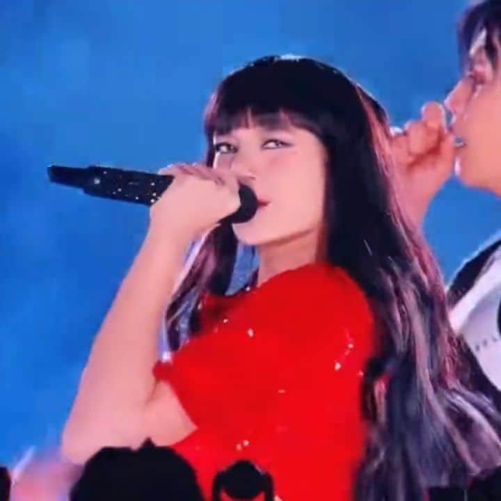 リサのインスタグラム：「LALISA IN RED 🍒  BLACKPINK BORNPINK WORLD TOUR — LA   ctto: . . . #LISA #LALISA #리사 #블랙핑크 #BLACKPINK #LALISAMANOBAN #LALISAMANOBAL #blackpinklisa #lisablackpink」