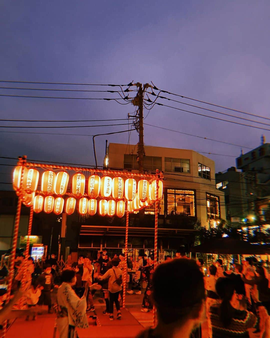 長塚圭史さんのインスタグラム写真 - (長塚圭史Instagram)「今日は残念ながら盆踊りは中止です。天候不良です。でも劇場やジンギスカン店Gakuyaでは朝から相変わらず芝居、朗読、親子向け作品、古書店などガンガン色々やっとります。それにしても…昨日は…最高だった。盆踊りの前のスズキ拓朗さん振付・出演による、こどもとおどる『大きなふるどけい』という作品も素晴らしい仕上がりでしたし（油断するとホロリときちゃいます）、昭和信用金庫前の広場にみるみる集まったたくさんの地域の皆さま方と踊る盆踊り（代田盆踊りの会の皆様の踊りのまあ凛々しいこと！）、そして鈴木光介さん作曲、藤間紫振付のアサスパ音頭も本邦初踊り。知ってる人も知らない人もみーんな踊ってくれる…なんでしゃう…今まで体験したことのない喜びで溢れました。23日天候良ければまた開催されます。 そして今日は雨で中止になっちゃったけど、こどもとおどる『大きなふるどけい』は急遽本日18時より小劇場B1で上演します！出演はスズキ拓朗、中山祐一朗、智順、志甫まゆ子、こども。無料です。遊覧文庫などのんびり眺められる古書店なども本多スタジオでやっておりますので、盆踊りにいらっしゃる予定だった皆さん、ぜひお運びください！ #下北沢のみち #秋の下北沢盆踊り #阿佐ヶ谷スパイダース #大きなふるどけい #小劇場b1 #ジンギスカンgakuya #本多スタジオ #スズキ拓朗」11月20日 15時20分 - k_shinagatuka