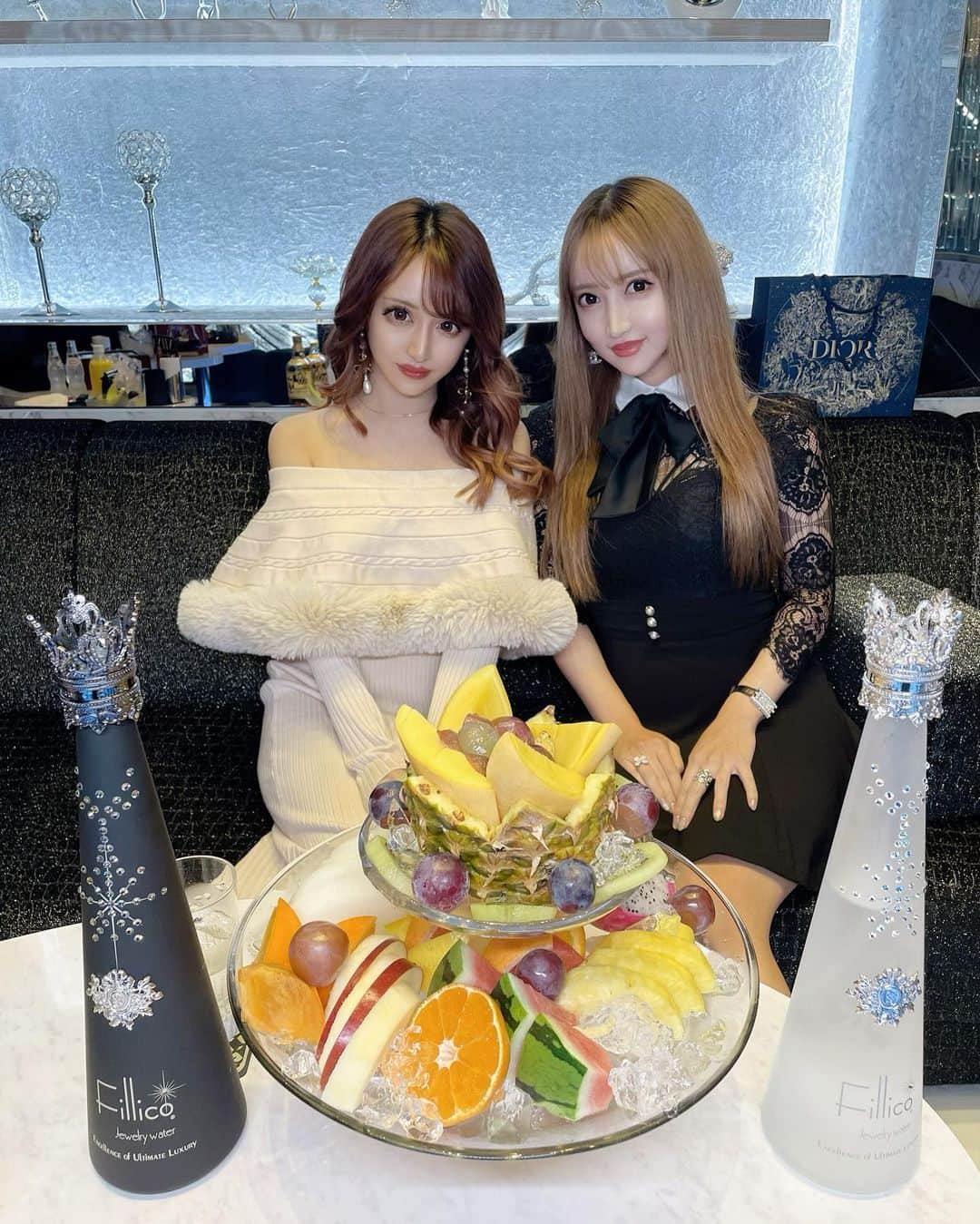 のインスタグラム：「この間名古屋に行った時の💋 弾丸でめちゃめちゃお世話になってる人に会いに行ってきたのー🫣❣️ なのに逆に凄い接待して頂いてしまった😂❤️ 初名古屋のキャバクラへ🦋 私の為にフィリコまで準備して下さってて、フルーツ盛りまで🍓🍑🍒 最高に楽しい名古屋の旅でした💗💗💗💗💗 今後名古屋率増えそう❤️  #名古屋#キャバクラ#グラマラス」