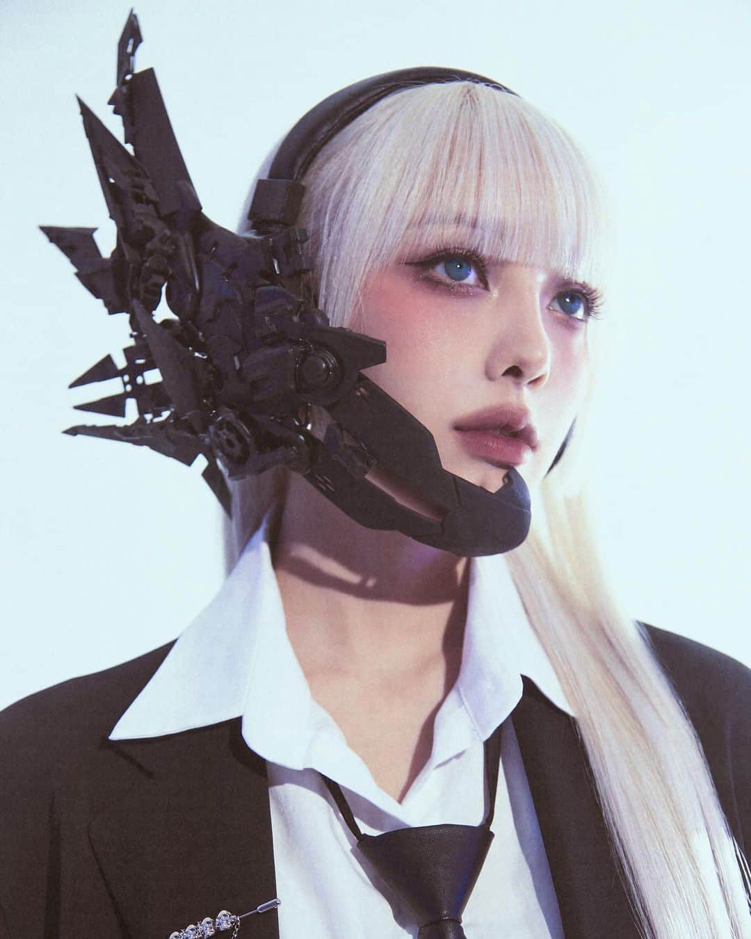 ポニーのインスタグラム：「𝐓𝐇𝐄 𝟏𝐬𝐭 𝐌𝐀𝐍𝐔𝐀𝐋  Photographer @kimmoondog Makeup @ponysmakeup Hair @xoxov3  Headpiece made by @xoxov3 from @only_gluegun Stylist @misuuuuun」