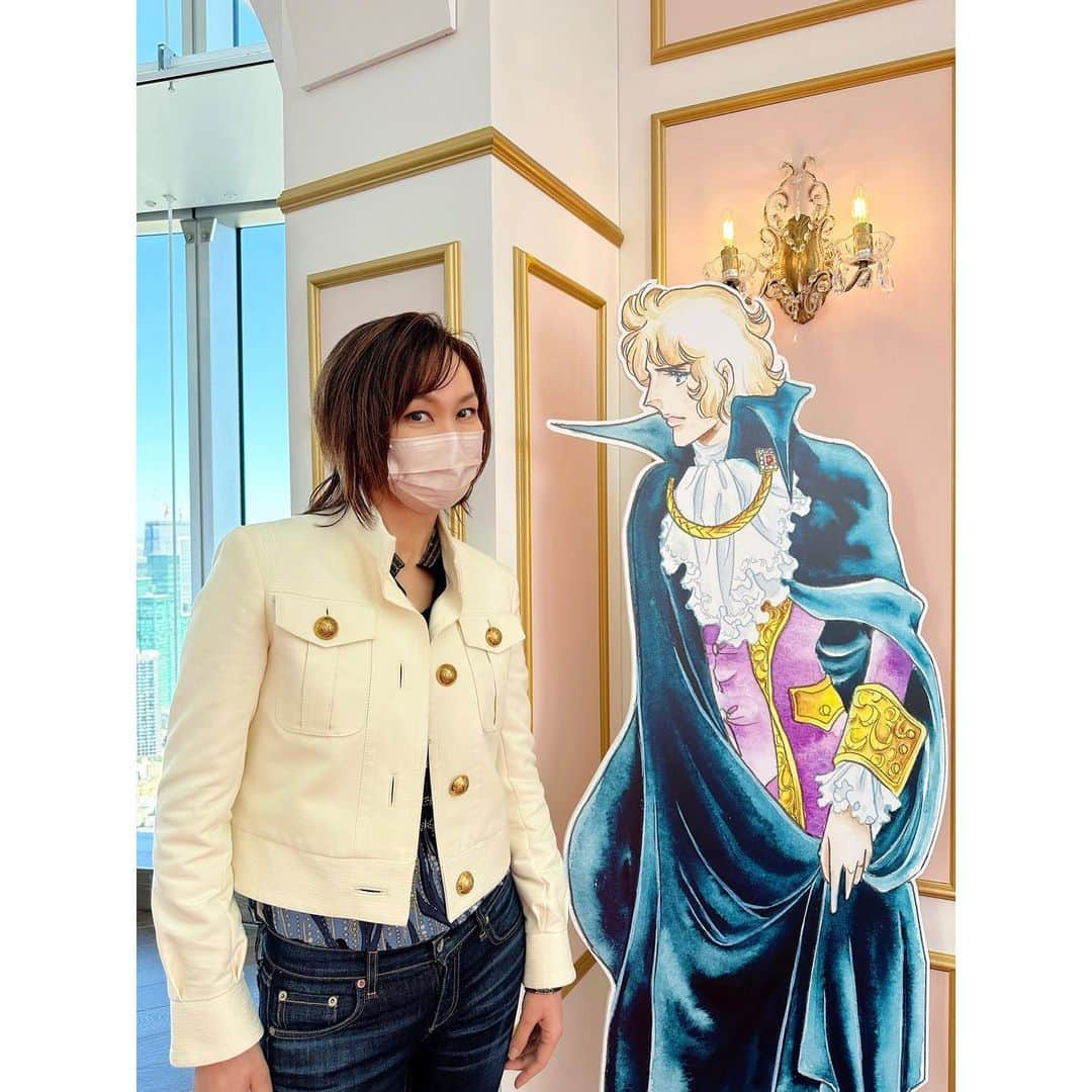 湖月わたるのインスタグラム：「・ 『 #ベルサイユのばら展 』 素晴らしかったです🌹  #池田理代子 先生の作品に、キャラクターに込められた深く熱い想い… 原画から発せられるエネルギー、美しさ、繊細さ、迫力！  ただただ感動し、こんな素敵な作品に、フェルゼンとして、アンドレとして生命を注ぐことができたことに感謝の気持ちでいっぱいになりました❤️  王妃様を愛したフェルゼンと オスカルを愛したアンドレと 王妃様のお世話をしてくれたロザリーと ツーショット撮りました📸 ・ #永遠の名作 #宝塚の代表作 #美しく力強い物語 #感動をありがとうございました #湖月わたる #watarukozuki」