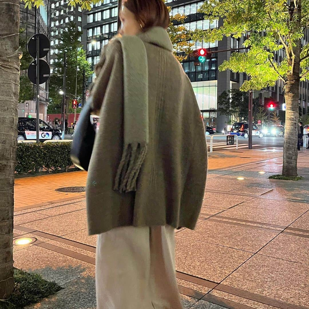 MATSUIRIHOさんのインスタグラム写真 - (MATSUIRIHOInstagram)「いつかの🌝  @rem__closet  11/25は冬アイテム最後の新作発売です🦦 肌触りも着心地もシルエットも推しニット🐑  #150cmコーデ #低身長コーデ #小柄女子 #小柄コーデ #ショートボブ #冬コーデ #外ハネボブ #マフラー #マフラー巻き方 #ストール #ストールコーデ #大人カジュアル #シンプルコーデ #stellamccartney #bag」11月20日 17時00分 - rihoo914