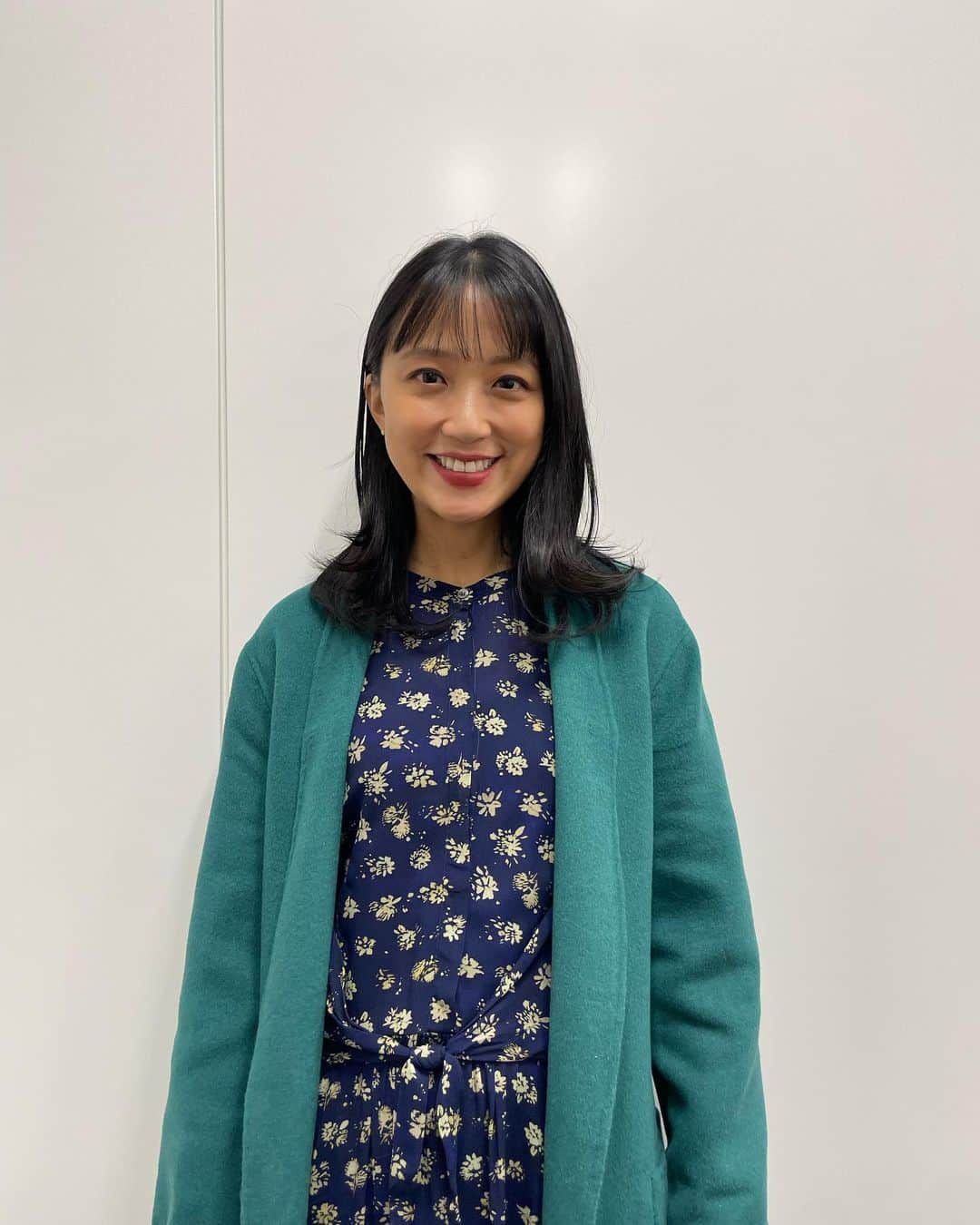 のインスタグラム：「明日11月21日（月）放送の日本テレビ「ヒルナンデス！」でロケに行きました！ スーパーのオーケーで出口調査をしてきましたよ。 昼11:55〜13:55！ ぜひご覧ください^😊 衣装 @ottodame_jp   今日は一日雨模様でしたね。。 公園は難しい、、ので、我が家は、思い切って、鍾乳洞「竜ヶ岩洞」に行ってきました！ 最初は暗闇でこわいこわいと抱っこをせがんできた息子でしたが、慣れてきたら興味津々で歩き回り、とても楽しめました🥰  #ヨシエのコクチ　#竜ヶ岩洞 #神秘的 #静岡観光 #子連れスポット#ヒルナンデス」
