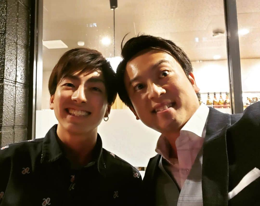 飯田嘉太さんのインスタグラム写真 - (飯田嘉太Instagram)「🎊⁡ ⁡ブルガリアで開かれたトランポリンの世界選手権👏 ・⁡ ⁡・ 男子個人では初出場の石川和選手(金沢学院大卒)が⁡ ⁡銅メダル獲得🥉 パリオリンピック出場を目指す彼にとって⁡ ⁡大きな自信になりそうです😌 ・⁡ ⁡・ 写真は大学卒業後に行ったご飯会での①枚😆 おめでとう〜これからも金沢からエールを送ります💮  #トランポリン #trampoline #金沢学院大 #石川和 選手 #世界選手権 #初出場 #銅メダル #おめでとう #エール #石川テレビ #アナウンサー #飯田嘉太  女子個人は森ひかる選手が2019年に続いて金メダル🥇 シンクロでも森選手＆宇山芽紅選手の⁡ ⁡東京オリンピックペアが金メダル🥇 女子団体では銅メダル🥉素晴らしい結果です✨」11月20日 17時19分 - kabuto_iida