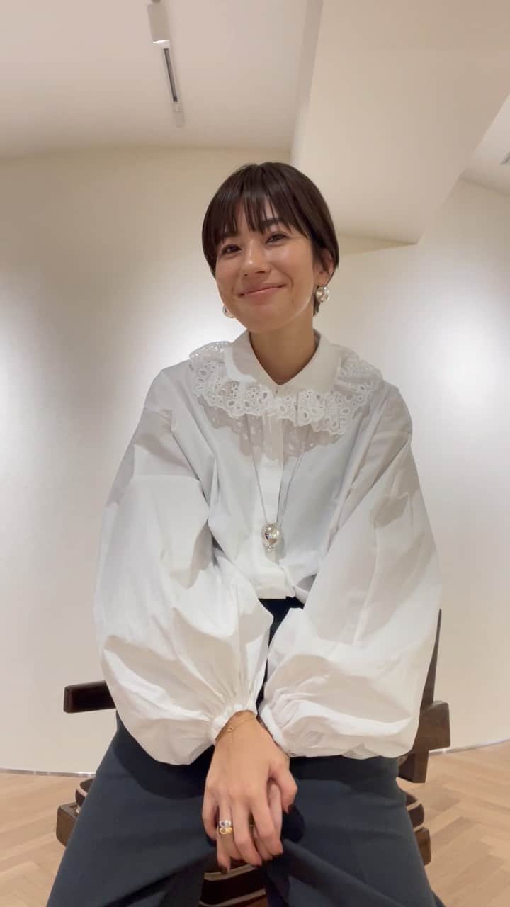 正中雅子のインスタグラム：「お気に入りのレースカラーブラウス🕊  とにかくフォルムが襟も袖も立体的で 動くとより可愛くてお気に入り🫶  PREORDERは、本日23:59までです！  #MACHATT #masaco服」
