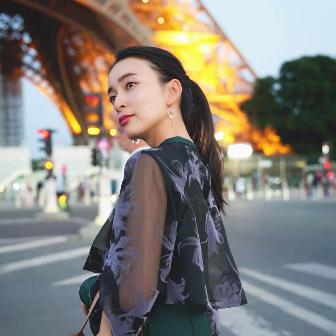 岩間恵のインスタグラム：「ご報告です✨  アパレルブランドを作ると決めてから早１年近く...。 時間がかかってしまいましたが、 やっと！年内にOPENできそうです😭💓  何もないところから全て自分でやるって本当に大変だなと 実感しているのですが、ずっとやりたかったことが出来るので、とてもわくわくしています。  ブランド名はChenon(シュノン)といいます。 アカウントも作ったのでぜひフォローしてください！  🤍 @chenon_official   オケージョンウェアに力を入れていこうと思っているのですが、カジュアルラインも作っています👗  「え、可愛い！どこのブランド？」と聞かれるような 素敵なお洋服をたくさん作ります💪  そして、基本的にはECサイトで販売していく予定なのですが、オープン記念として先行受注展示会を行うことにしました✨  小さいスペースながらも、みなさまに直接見ていただける機会を作りたいなと思い企画したので、ぜひ遊びに来てください😌💓  【Chenon 先行受注展示会】  〈日程〉 12月2日(金) 11:00-19:00 (最終入場18:00) 12月3日(土) 10:00-19:00 (最終入場18:00) 12月4日(日) 10:00-18:00 (最終入場17:00)  〈場所〉 渋谷区神宮前3-42-11 ローザビアンカ201 外苑前駅　2a出口より徒歩5分 表参道駅　A2出口より徒歩10分  〈販売アイテム〉 2022 Winter Collection  ※ご購入いただいたアイテムは後日発送となります  〈決済方法〉 現金 クレジット決済 ID、交通系ICカード ※お振込み、代引きはご対応不可です  〈注意事項〉 限りあるスペースの為、お一人様30分までを目安にご退場のご協力をお願い申し上げます。 混雑時は入場までにお待たせしてしまう可能性がございます。  ------------------------------------------  みなさまにお会いできるのを楽しみにしております✨  またECサイトのオープンは 追ってご報告させていただきます！ よろしくお願いいたします😌💜」