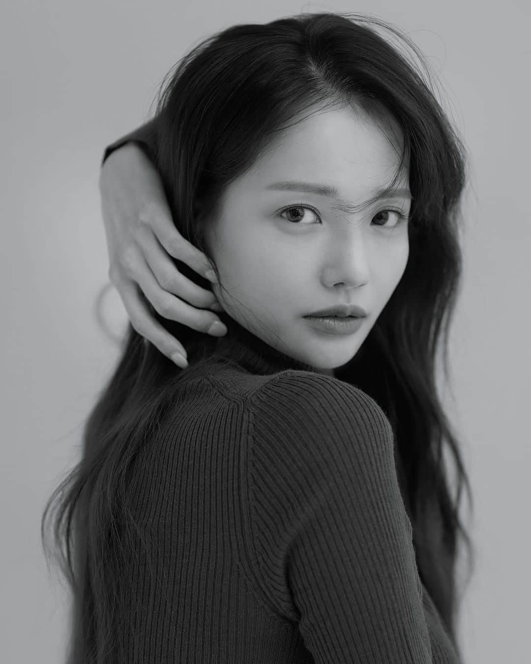 ハ・ヨンスのインスタグラム：「Photo @im_jeun  Make up @aluu_sooji  Hair @aluu_yelee  懐かしい韓国の思い出🤍」