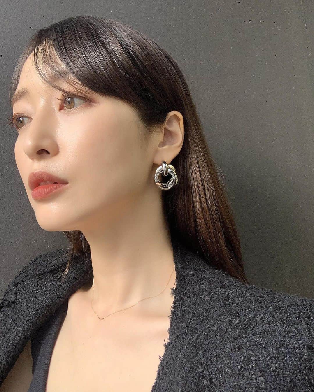 上野なつひさんのインスタグラム写真 - (上野なつひInstagram)「オフの日にメイクしたの久々！ 最近舞台でずっとメイクしてるからオフの日はなーんにもしなくなるけどたまには自分メイクしてお出かけ💕  シンプルな服にオシャレシンプルアクセがマイブーム❤️ @huiy_select  のアクセサリーがどタイプ💕 #アクセサリー #ピアス #ファッションコーデ」11月20日 18時28分 - natsuhi