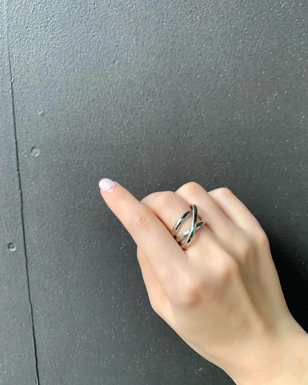 上野なつひさんのインスタグラム写真 - (上野なつひInstagram)「オフの日にメイクしたの久々！ 最近舞台でずっとメイクしてるからオフの日はなーんにもしなくなるけどたまには自分メイクしてお出かけ💕  シンプルな服にオシャレシンプルアクセがマイブーム❤️ @huiy_select  のアクセサリーがどタイプ💕 #アクセサリー #ピアス #ファッションコーデ」11月20日 18時28分 - natsuhi