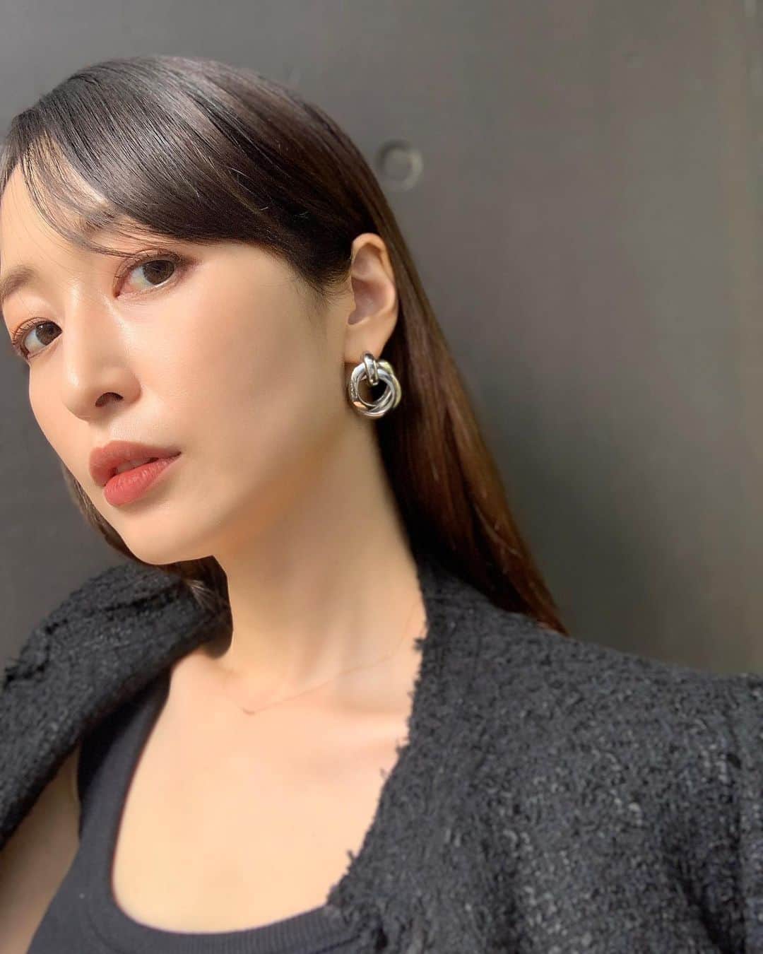 上野なつひさんのインスタグラム写真 - (上野なつひInstagram)「オフの日にメイクしたの久々！ 最近舞台でずっとメイクしてるからオフの日はなーんにもしなくなるけどたまには自分メイクしてお出かけ💕  シンプルな服にオシャレシンプルアクセがマイブーム❤️ @huiy_select  のアクセサリーがどタイプ💕 #アクセサリー #ピアス #ファッションコーデ」11月20日 18時28分 - natsuhi