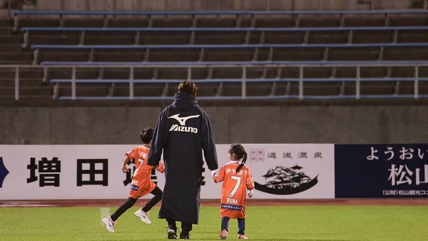 横谷繁さんのインスタグラム写真 - (横谷繁Instagram)「今日も応援ありがとうございました！ 愛媛FCでの最後の試合でゴールを決めれたこと、色々な方のサポートのおかげです。 来年チームは決まってませんがまだまだ現役でサッカーを楽しみたいです。 愛媛FCに関わる全ての皆様、ありがとうございました！ #愛媛FC」11月20日 18時21分 - yokotani_shigeru