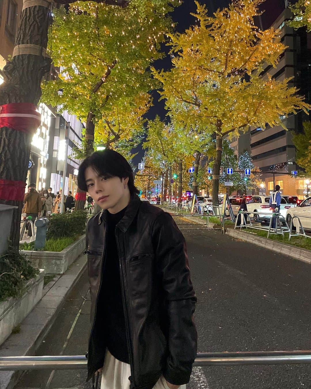 しょーきのインスタグラム：「秋が終わっていく🍂🍁👋🏻  御堂筋のライトアップを見たらもう冬です⛄️❄️  髪の毛この長さの方がいいって言われるけどマ？🤔  #ファッション#メンズファッション #メンズコーデ #メンズライク #おすすめコーデ #センターパート #古着コーデ #古着 #ストリートファッション #ストリートコーデ #お洒落」