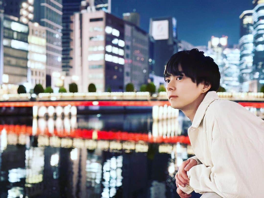TAKUYAのインスタグラム：「お久しぶりです🐼 冬ですね🎅  寒くなってきましたね🐼  #写真 #モデル #ポートレート #撮影 #パンダ #冬 #夜景 #portrayed  #2022 #bass #guitar」