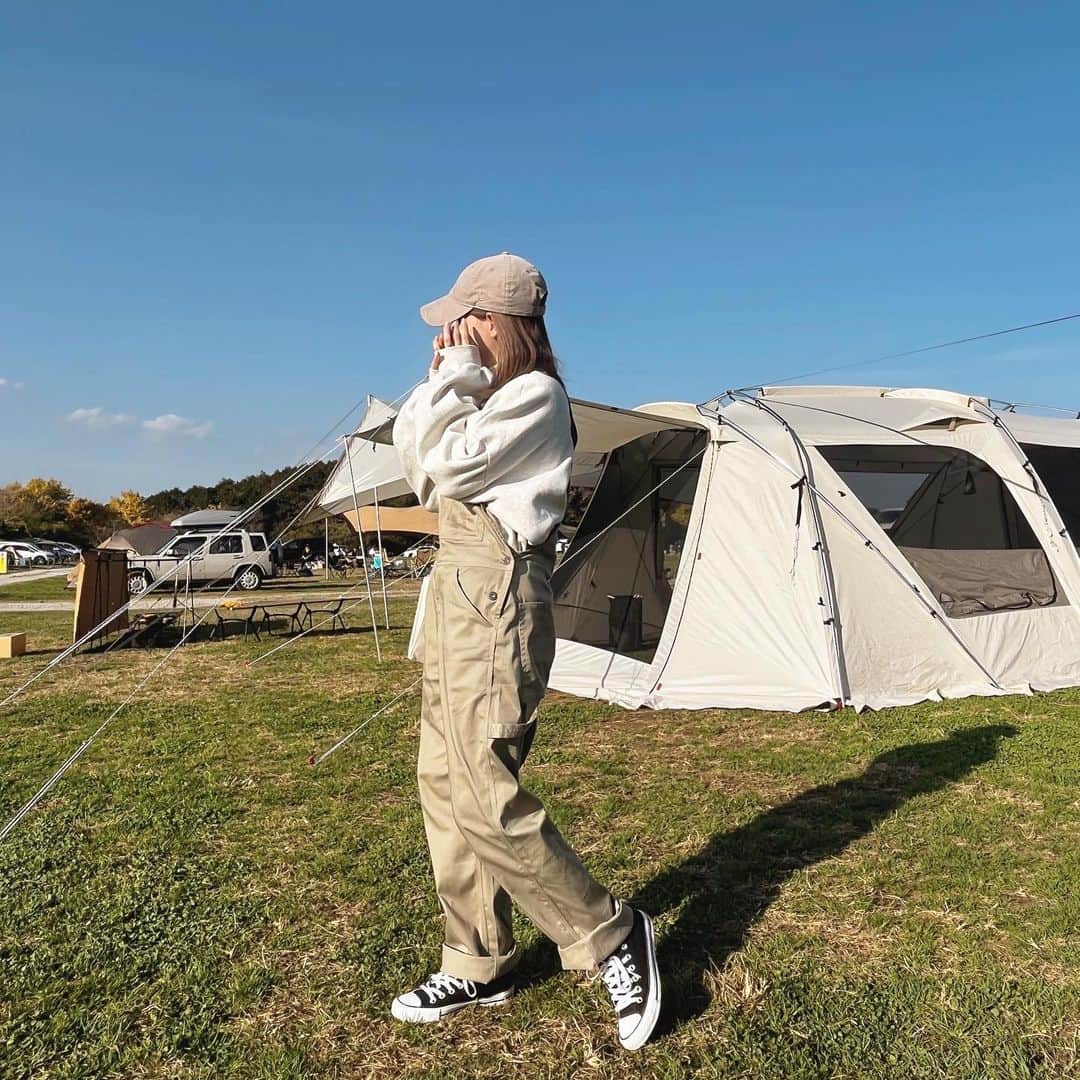 柴田あやなのインスタグラム：「今回のキャンプもたのしかった🍁電波ないし寒いしすっごい疲れるのに何でこんなに楽しいんだろう、、、  明日は制作したワンピースの発売日❤︎ ストーリーやハイライトに頂いた質問を残しているのでよかったら見てみてねっ」