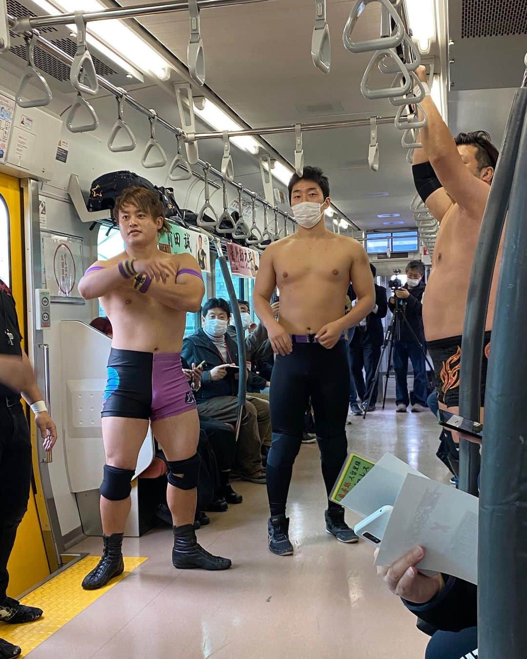加藤拓歩のインスタグラム：「プロレス列車。  昼間電車の中で交わらなさそうな組み合わせであるプロレスをしたにも関わらず、 夜はひとりの社会人を呈したツラをして 電車に静かに乗り静かに最寄駅で降りる。  性癖というのだろうか。 「誰も俺が昼間電車の中でプロレスしてたなんて知らないんだよなあ」 って思いながら過ごすのが好き。  電車プロレス最高に楽しかった。 非日常を楽しんでいただけましたでしょうか👏  またやりたいです！  #bjw #電車プロレス」