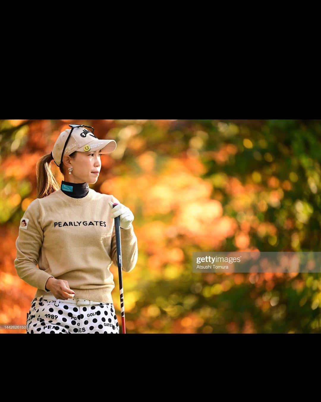 上田桃子のインスタグラム：「エリエールレディースオープン🍁🌰🍂  2年連続でイーグル🦅賞いただきました🙋‍♀️  今週こそ日曜日絶対アンダーじゃ🔥❤️‍🔥と気合い入れてたのでまずはここ最近の課題がクリア出来たのと、この2週間の課題を少し改善出来たと思います。  チャンスホールでのボギーが多くて今週はボギー数がちょっと余計だったなぁ💧と思いますが、攻めた結果でもあるので、ここもまだ次への課題です。  そういっても…泣いても笑っても来週で今年最後の大会です。  一年分の悔しさをはきだせるように💪🔥  また宮崎で皆さんにお会いできるのを楽しみにしてます🫡‼️  アップダウンがキツイなか大きな声援ありがとうございました❤️  我が母もヒーヒーいいながら坂道を登っとりましたw母ちゃんもお疲れ様❤️‍🔥  最後に、 11年ぶりの優勝🏆 藤田幸希さん！  改めておめでとうございます🎊🎊🎊 旦那様もいつも寄り添ってらっしゃって、 本当に感動しました。  会見でも、スピーチでもずっと周りの方へ感謝されてたのが印象的でしたし 11年という道のりは本当に長かったと思います。 が、幸希さんは今も若い子より飛ぶし、元気だし、うまいのでこれからの10年がまた楽しみですね🎵 これからもお互い体に鞭うって頑張りましょう❤️‍🔥❤️‍🔥❤️‍🔥🔥  #大王製紙エリエール #藤田幸希さんおめでとう #11年ぶりの美酒は美味いだろーな  #今週1番嬉しかったのは初日の1番ホールのバーディーパット #先週の課題を改善できた日 #日々成長 #高低差激し目」