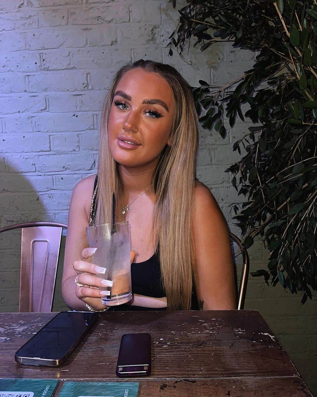 amycharlotteeexのインスタグラム：「happiest with a drink in my hand 🥂」