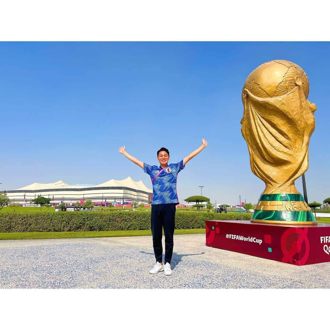 木村拓也さんのインスタグラム写真 - (木村拓也Instagram)「. FIFAワールドカップ2022 今日開幕です！開幕戦が行われるアルバイトスタジアムで生中継でした！  アルバイトスタジアムはドーハから車で40分ほど。これでもかなり遠い方で、全てのスタジアムが近い場所に隣接しています。まさにコンパクトワールドカップです。  #FIFAワールドカップ2022 #カタール🇶🇦 #イット！ #⚽️」11月20日 19時08分 - takuya.kimura0801