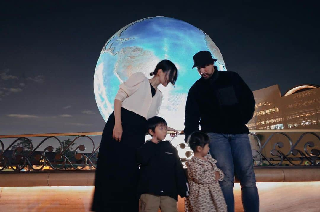 鶴田真梨のインスタグラム：「ディズニーシー🌍👨‍👩‍👧‍👦  被ってほしくて買った帽子被ってくれなくて悲しんでいたら優しい息子が「少しなら被っていいよ」と写真を撮らせてくれました🤍笑」