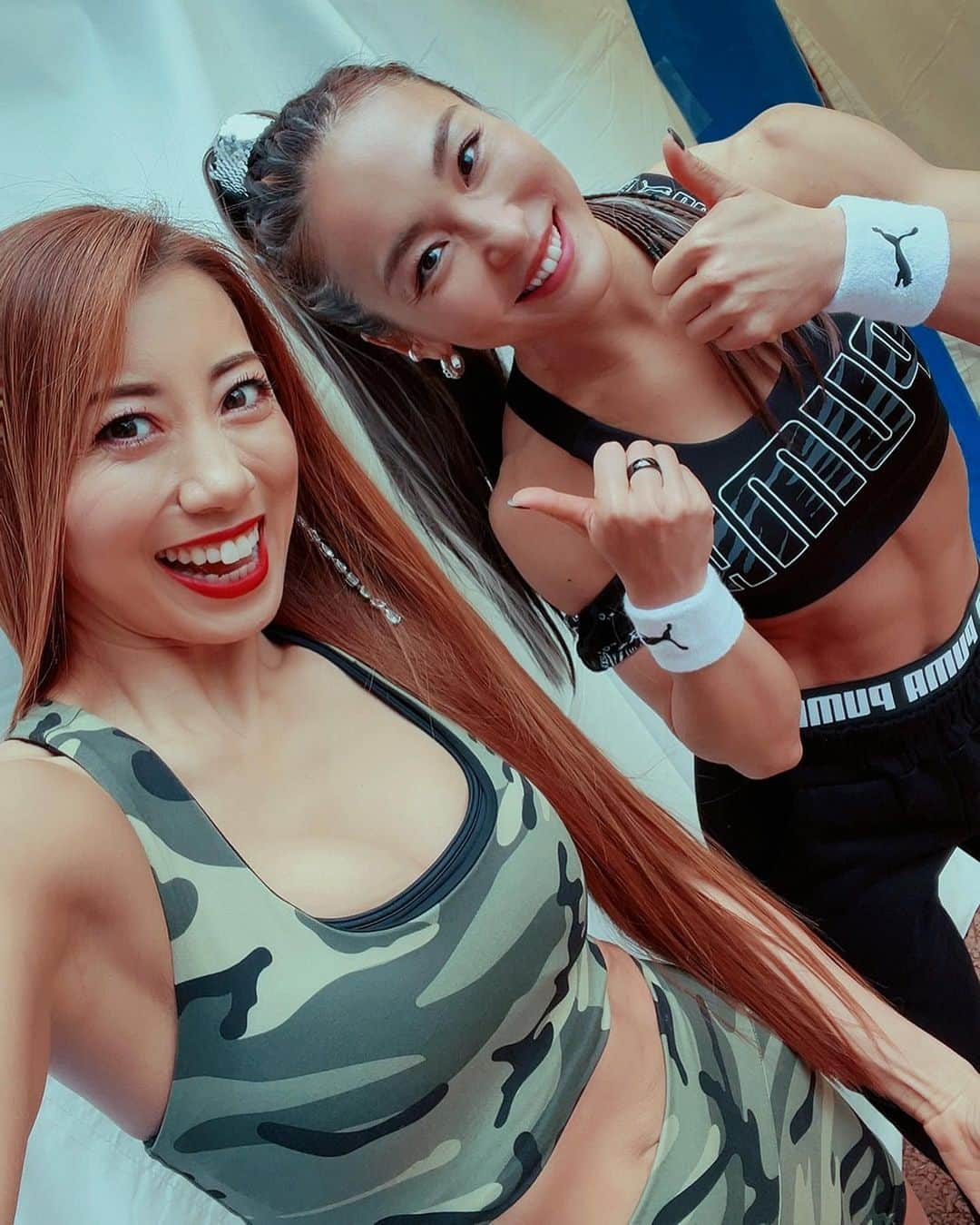 Aya（小山内あや）のインスタグラム：「今日は日比谷公園でトークイベント✨ ビキニ👙フィットネス界の絶対女王の安井友梨さんと。 国内7連覇だって😳‼️ほぼ敵なしのレジェンドレベルじゃん❗️ そんな彼女と今日はフードフェスでヘルシーでアンチエイジングにも効果的な #ジビエ トーク😋。 やっぱり食の話は楽しい❗️ しかし寒い野外ステージでこの衣装😂 私達、気分だけは夏ですww」