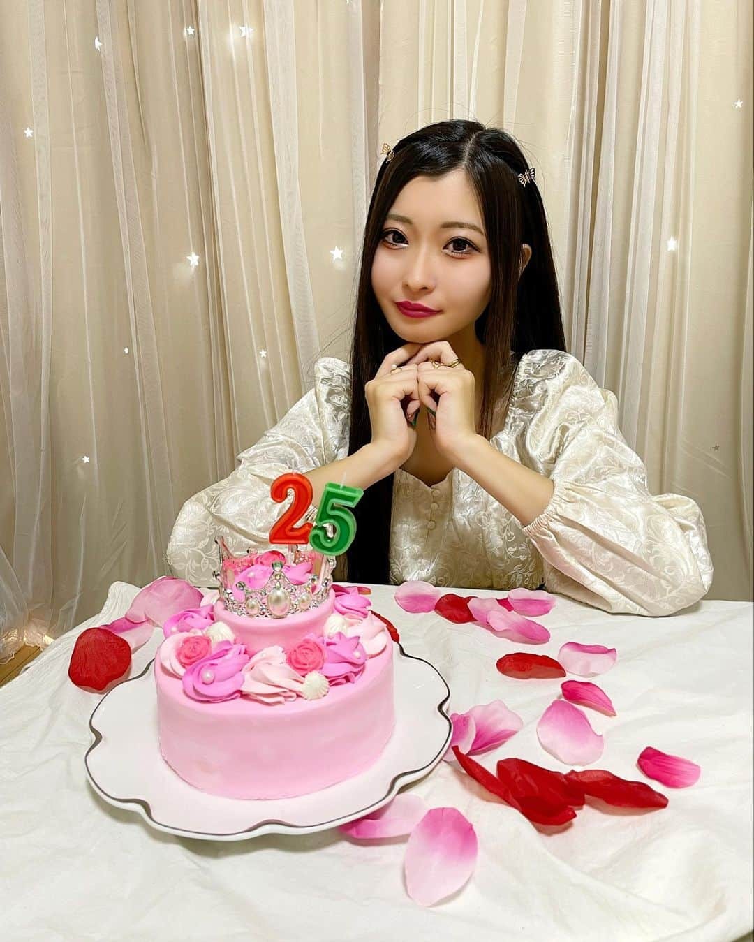 葦原海のインスタグラム：「🥳 Happy Birthday to me 🕯*･ 先日11月14日、また１つ歳を重ねました。 　 今年はイベントが復活してきて、 行きたかった県や初めての渡航など 色んな場所に行って、沢山の方に会えた 24歳でした🥰 ありがとう 🫶🏻🫶🏻🫶🏻 　 　 今日で25歳も1週間経過！ 25歳も何か新しい挑戦を必ず１つ以上する！行った事ない場所に行く！自分を大切にする！ そして応援してくれている方に1人でも多く会えるといいな〜🥰  　 　 これやりたい！という事に サポートしてくれる仕事仲間も 私の活動を応援してくれてる皆んなも 本当に皆んなのおかげで今の環境があります🥹❤️ 　 周りに感謝の気持ちを 忘れずに突き進みます🌹 　 新しい1年も宜しくね🕊*･ 　 　 🎂→ @cakejp_official  今年の誕生日ケーキは ピンクの可愛い ティアラケーキ👑 　　 「ミルキーモコ」さん @milkymoco は 全国発送可能で冷凍で届くの！ 超〜可愛くて美味しいケーキだよぉ🎂💕 　 　 . . . #誕生日 #ケーキ #ティアラケーキ  #25歳 #アラサー デビュー。笑」