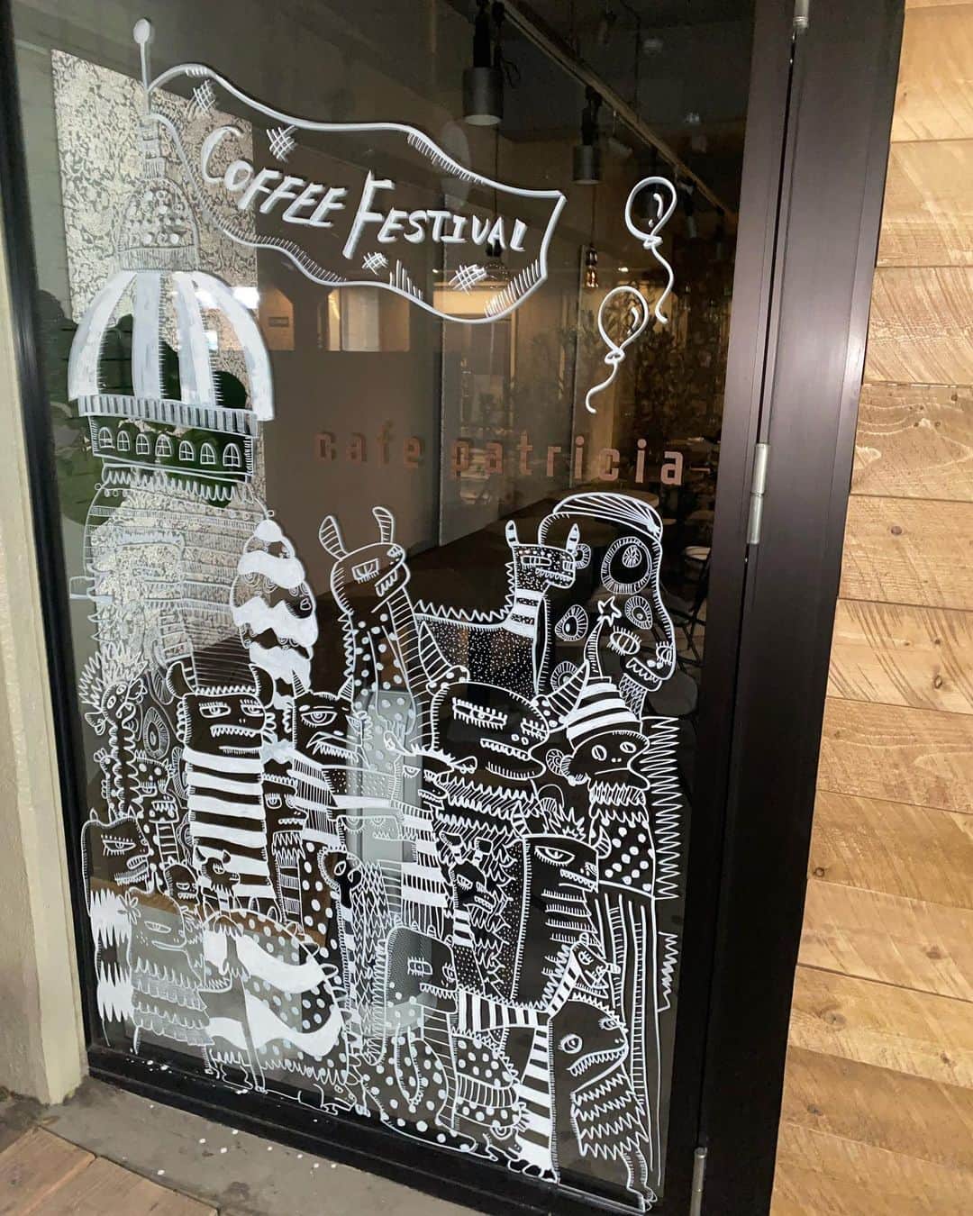 川合ルイのインスタグラム：「2022.11.20 川越にあるカフェパトリシアさんのガラスに絵を描きました！  ご飯がどれも美味しくてお腹いっぱい食べました。  そして、12/10.11に行われる川越コーヒーフェスティバルのマグカップのデザインもさせていただきました☕️  屋外で歌うのは人生で初めてだから緊張するな〜。  今日お店で話しかけてくれた人たちもありがとうございました！  また会いましょうー。  @kawagoecoffee  @cafepatricia_」