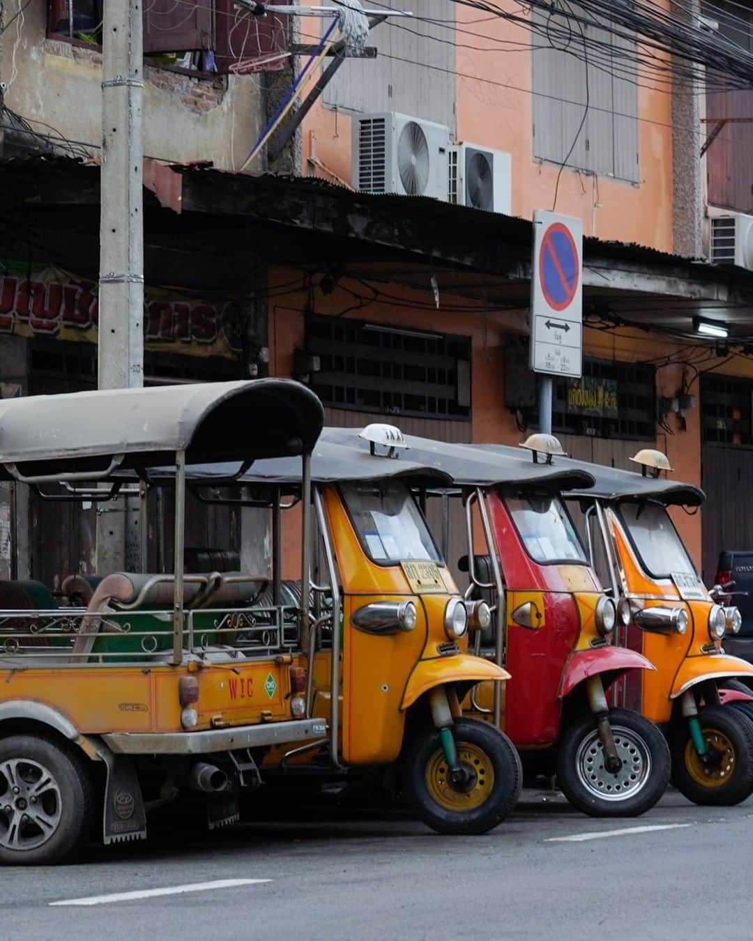 でいぜろバンコクさんのインスタグラム写真 - (でいぜろバンコクInstagram)「Tuk Tuk are an important transportation tool for locals people . . . . . . . #bangkokstreet #thailandphotographer #bangkokcityvibes #beautiful_bangkok #bangkokspirit #streetphotographybangkok #bangkokstreets #thailandstreetphotography #streetbangkok #bangkokstreets #streetphotographythailand #bangkokexplore #thailandstreet  #bangkokview #bangkokstreetphotography」11月20日 19時55分 - dayzerobangkok