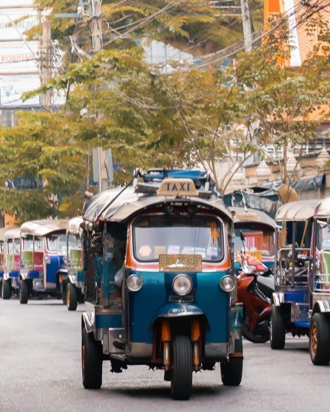でいぜろバンコクさんのインスタグラム写真 - (でいぜろバンコクInstagram)「Tuk Tuk are an important transportation tool for locals people . . . . . . . #bangkokstreet #thailandphotographer #bangkokcityvibes #beautiful_bangkok #bangkokspirit #streetphotographybangkok #bangkokstreets #thailandstreetphotography #streetbangkok #bangkokstreets #streetphotographythailand #bangkokexplore #thailandstreet  #bangkokview #bangkokstreetphotography」11月20日 19時55分 - dayzerobangkok