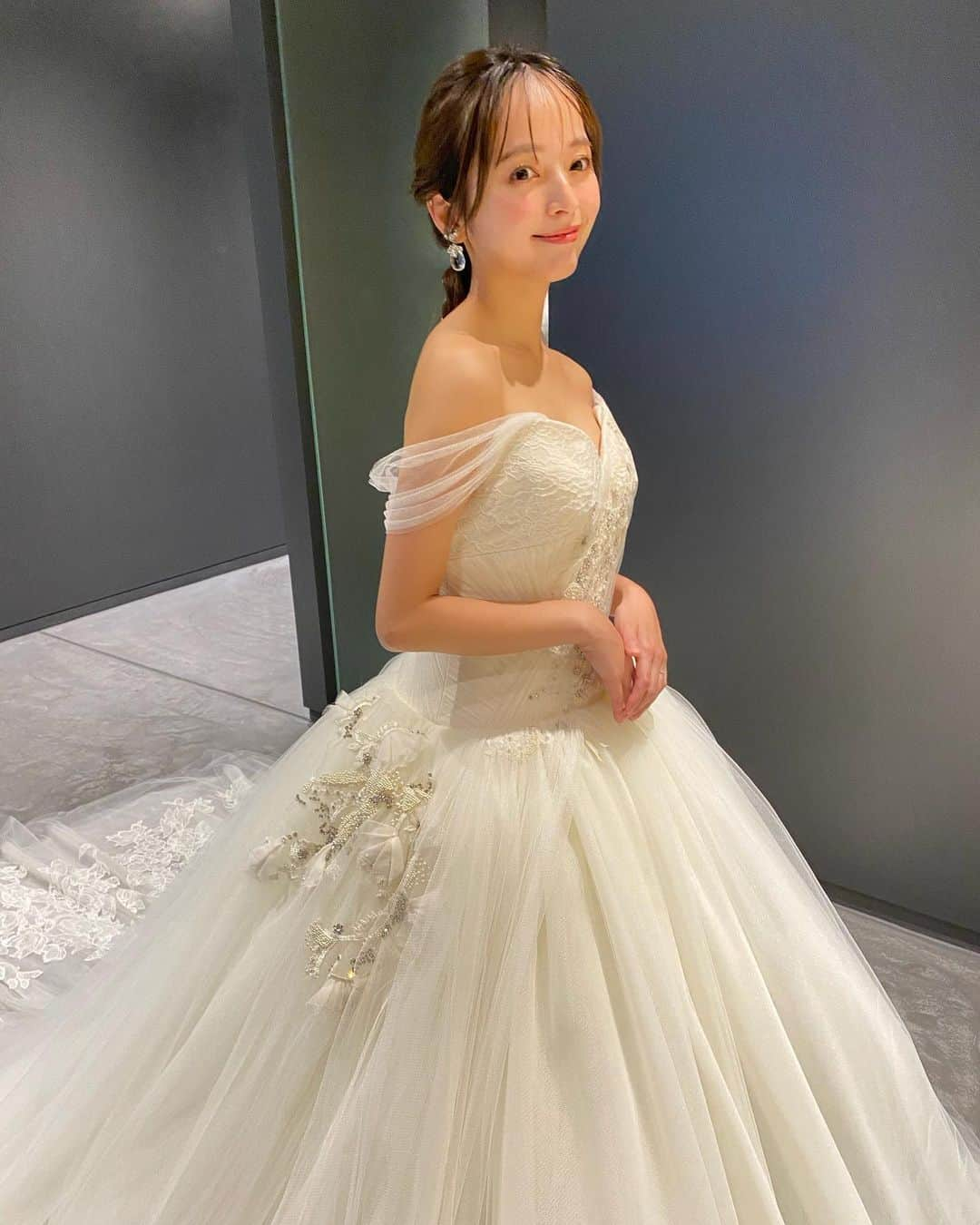 黒口那津さんのインスタグラム写真 - (黒口那津Instagram)「verawang試着レポ👰💐 #verawanglisa 150cm/ウェーブ  試着に行って初めて着たウエディングドレス👗  verawangはオーダーメイドで購入のみなので他の店舗に比べると早めに試着の予約が取れます！ レンタルと違って自分だけのウェディングドレス🎀🫧  リサは上半身が華やかで可愛いし、トレーンも長めで王道感満載でした(*´-`)💫毎度違う髪型で行くと同じドレスでも違って見えるのでヘアも気をつけて行くのがおすすめ🫶！ つけるヘアアクセもたくさん試せました🤍  この時はまだverawangしか行ってなかったからわからなかったんだけど、他のお店にいくとverawangがどれだけボリュームがあって軽いかわかります🥺！パニエもなし！ 花嫁に大人気なブランドなのも納得！✨  優柔不断なのでまだまだ続きます🤣笑  #ウェディングドレス #ウェディングドレス試着 #verawang試着 #ハツコエンドウ #ウェディングレポ #低身長ウェディングドレス #150cm #verawangbride #verawang #ウェディングドレス #ウェディングドレス試着 #verawang試着 #ハツコエンドウ #ウェディングレポ #低身長ウェディングドレス #150cm #verawangbride #verawang」11月20日 19時51分 - rmn69bnn