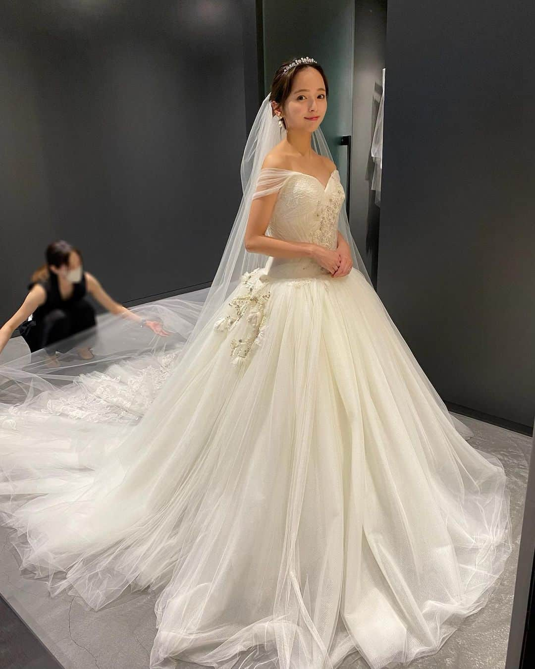 黒口那津のインスタグラム：「verawang試着レポ👰💐 #verawanglisa 150cm/ウェーブ  試着に行って初めて着たウエディングドレス👗  verawangはオーダーメイドで購入のみなので他の店舗に比べると早めに試着の予約が取れます！ レンタルと違って自分だけのウェディングドレス🎀🫧  リサは上半身が華やかで可愛いし、トレーンも長めで王道感満載でした(*´-`)💫毎度違う髪型で行くと同じドレスでも違って見えるのでヘアも気をつけて行くのがおすすめ🫶！ つけるヘアアクセもたくさん試せました🤍  この時はまだverawangしか行ってなかったからわからなかったんだけど、他のお店にいくとverawangがどれだけボリュームがあって軽いかわかります🥺！パニエもなし！ 花嫁に大人気なブランドなのも納得！✨  優柔不断なのでまだまだ続きます🤣笑  #ウェディングドレス #ウェディングドレス試着 #verawang試着 #ハツコエンドウ #ウェディングレポ #低身長ウェディングドレス #150cm #verawangbride #verawang #ウェディングドレス #ウェディングドレス試着 #verawang試着 #ハツコエンドウ #ウェディングレポ #低身長ウェディングドレス #150cm #verawangbride #verawang」