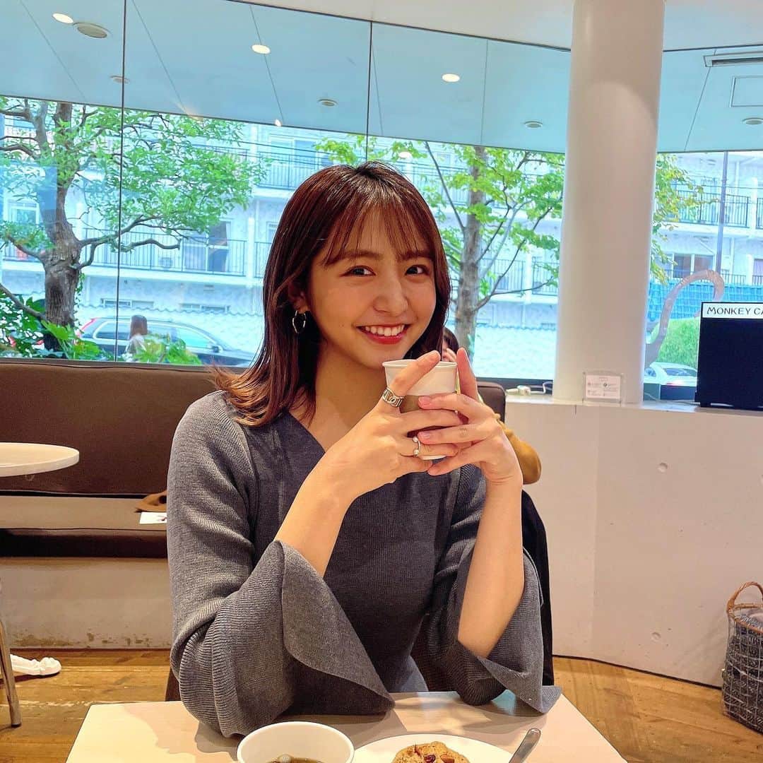 のインスタグラム：「-----  ワンピース、バッグどっちも #oludot 👗👜  こっくりブルーが可愛いいい💙  袖にスリットが入ってるのもお気に入り！  @olu.myself #Olu22aw #ootd  #秋コーデ #冬コーデ  #カフェ活 #カフェ巡り  #代官山カフェ」