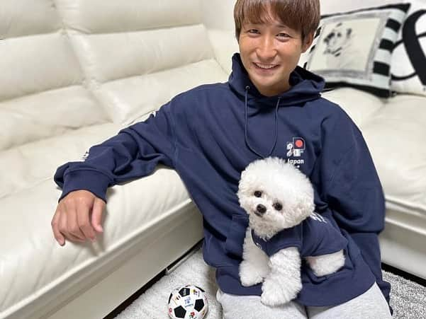 和泉竜司さんのインスタグラム写真 - (和泉竜司Instagram)「明日からW杯が開催されます⚽️  愛犬とお揃いのグッズを身につけて サッカー日本代表をみんなで応援しましょう！  #urbandogtokyo #FIFAWorldCup2022officialLicensed project #ペットと楽しむワールドカップ #PR」11月20日 19時56分 - izuryu1106