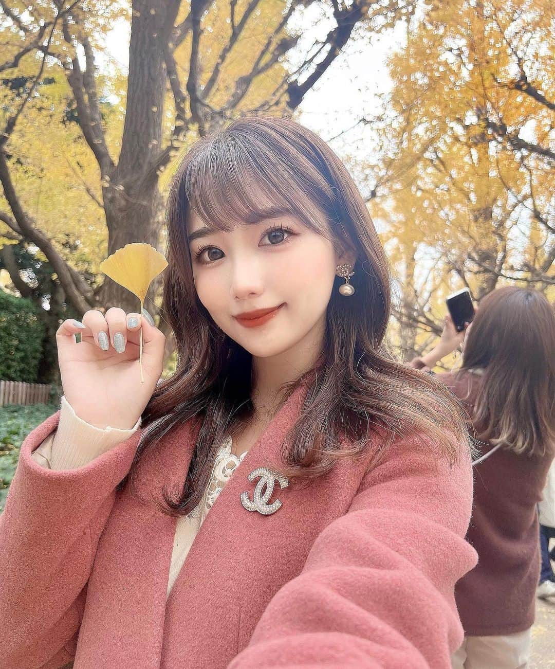 のインスタグラム：「⋆  初めてイチョウ並木きた〜🍂 綺麗でした🌕  #ootd #fashion #instafood #instagram  #hairstyle #outfit #code #instafashion  #ファッション #撮影 #ヘアスタイル #ヘア  #コーディネート #コーデ #今日の服  #秋 #autumn #イチョウ #イチョウ並木 #外苑前いちょう並木」