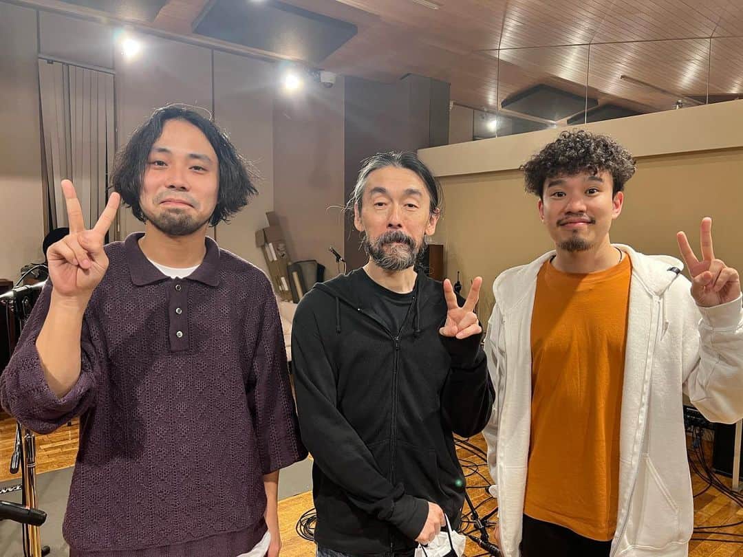 GeGのインスタグラム：「Hiplinの新曲で憧れのカースケさんのドラムをレコーディングさせてもらいました！ ヒップさん羨ましいーwww けどこうやって憧れのミュージシャンと仕事させてあげれてそれだけで嬉しいのは俺も歳とったのかなーw けどほんまにHiplinやばい新曲揃ってるから期待しといたほうがいいよ☺️❤️」