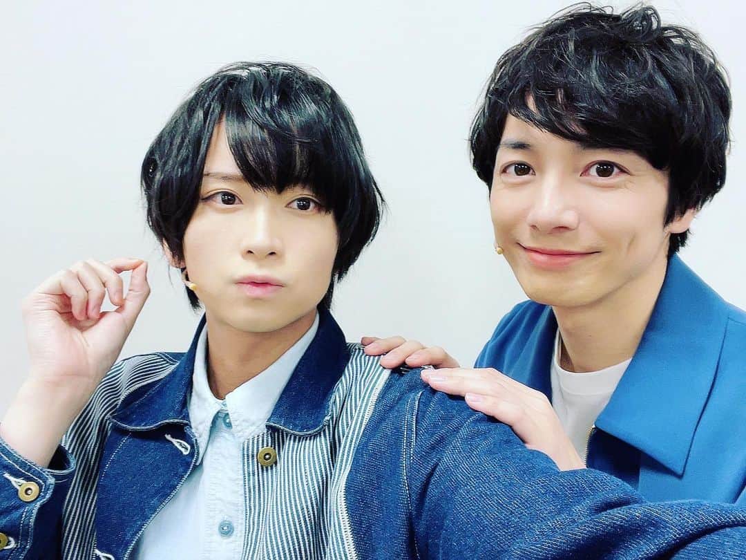 のインスタグラム：「今日も #カミシモ ありがとうございました✨  今日はたくまくんとの写真。 時浦と岬。  漫才、大変だけど楽しいな🕴」