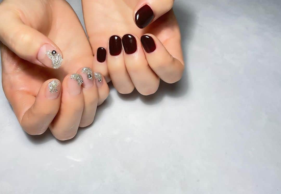 有川さとこのインスタグラム：「new nailが可愛すぎる🥺 どちらも新色の @maries412 プロデュースカラー🌈 　　　　　　　　　　　　　　　　　　　　　　  赤ワイン🍷イメージの 深みのある綺麗なボルドーの一色塗りと キラキラグリッターの爪先ニュアンスデザインは ショートネイルにもぴったり😍🫶🏻 　　　　　　　　　　　　　　　　　　　　　　　  いつも可愛いお爪にしてくれて ありがとうございます❤️❤️」