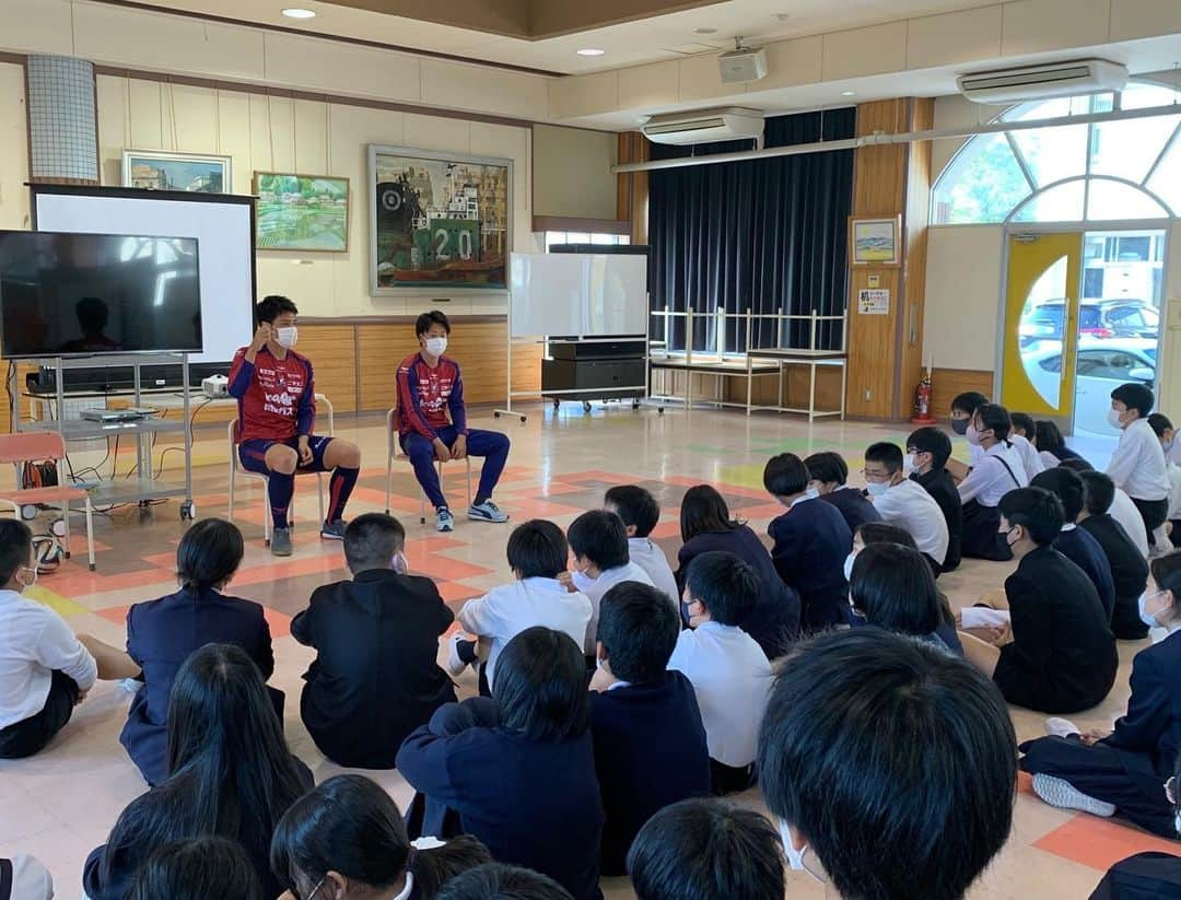 濱田水輝さんのインスタグラム写真 - (濱田水輝Instagram)「岡山市の３つの小学校を訪問してきました！⚽️  1〜4枚目　@shunpeinaruse と就実小学校  5〜8枚目　@shiraiharuto_official と江西小学校  9〜10枚目　@junki_13_kanayama と平島小学校  『自分の夢』に向かって自信を持って真っ直ぐに生きてほしい！  そんな想いで子どもたちと交流してきました✨  これから先の人生のどこかで、 「そういえばあのときファジアーノの選手がこんなことを言っていたな」 なんて思ってくれたら嬉しいです。  久しぶりに子どもたちと直接触れ合うことができてとても楽しい3日間でした😊  #ファジアーノ岡山 #濱田水輝 #子どもたちに夢を」11月20日 20時33分 - mizuki__hamada