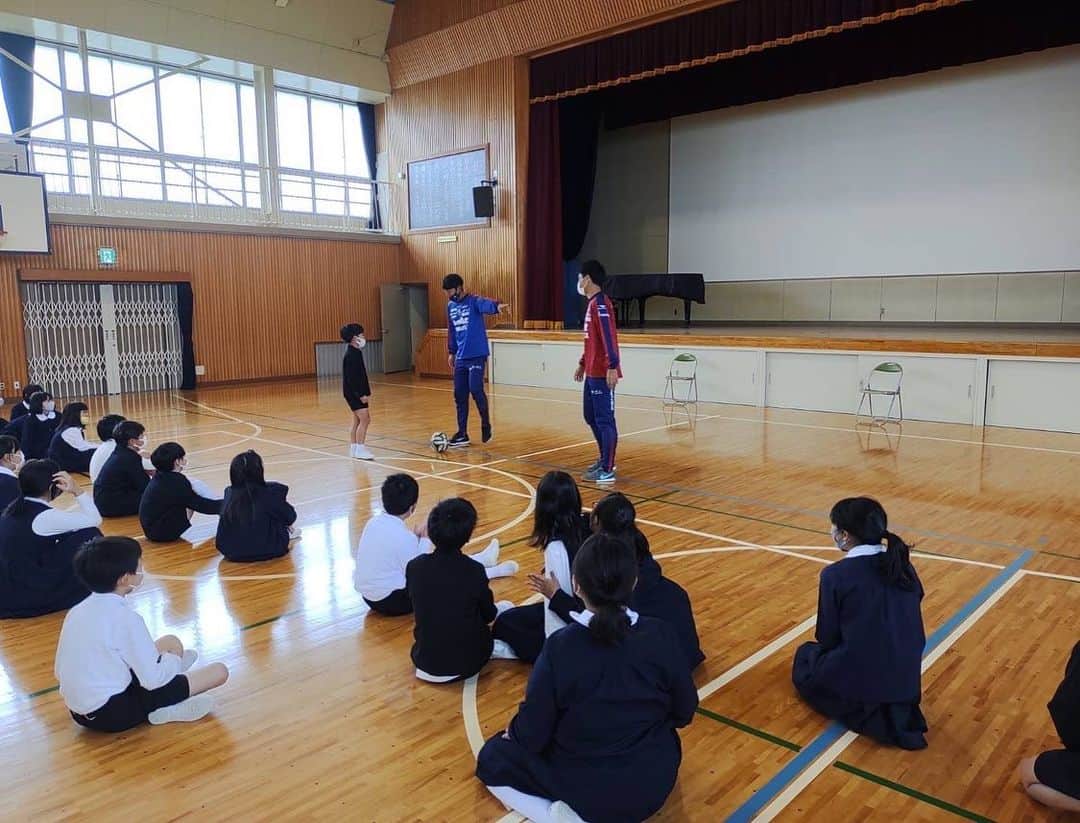 濱田水輝さんのインスタグラム写真 - (濱田水輝Instagram)「岡山市の３つの小学校を訪問してきました！⚽️  1〜4枚目　@shunpeinaruse と就実小学校  5〜8枚目　@shiraiharuto_official と江西小学校  9〜10枚目　@junki_13_kanayama と平島小学校  『自分の夢』に向かって自信を持って真っ直ぐに生きてほしい！  そんな想いで子どもたちと交流してきました✨  これから先の人生のどこかで、 「そういえばあのときファジアーノの選手がこんなことを言っていたな」 なんて思ってくれたら嬉しいです。  久しぶりに子どもたちと直接触れ合うことができてとても楽しい3日間でした😊  #ファジアーノ岡山 #濱田水輝 #子どもたちに夢を」11月20日 20時33分 - mizuki__hamada