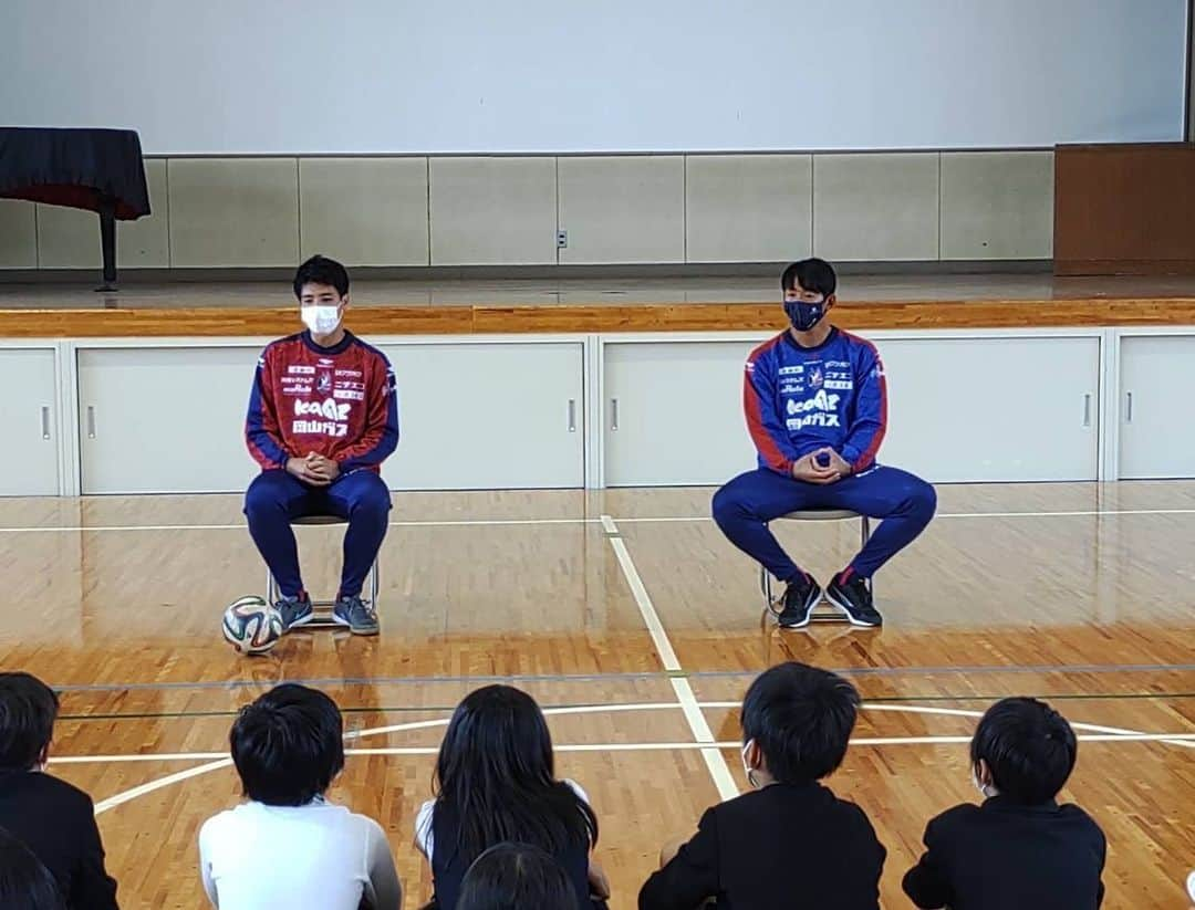 濱田水輝さんのインスタグラム写真 - (濱田水輝Instagram)「岡山市の３つの小学校を訪問してきました！⚽️  1〜4枚目　@shunpeinaruse と就実小学校  5〜8枚目　@shiraiharuto_official と江西小学校  9〜10枚目　@junki_13_kanayama と平島小学校  『自分の夢』に向かって自信を持って真っ直ぐに生きてほしい！  そんな想いで子どもたちと交流してきました✨  これから先の人生のどこかで、 「そういえばあのときファジアーノの選手がこんなことを言っていたな」 なんて思ってくれたら嬉しいです。  久しぶりに子どもたちと直接触れ合うことができてとても楽しい3日間でした😊  #ファジアーノ岡山 #濱田水輝 #子どもたちに夢を」11月20日 20時33分 - mizuki__hamada