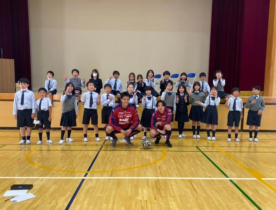 濱田水輝のインスタグラム：「岡山市の３つの小学校を訪問してきました！⚽️  1〜4枚目　@shunpeinaruse と就実小学校  5〜8枚目　@shiraiharuto_official と江西小学校  9〜10枚目　@junki_13_kanayama と平島小学校  『自分の夢』に向かって自信を持って真っ直ぐに生きてほしい！  そんな想いで子どもたちと交流してきました✨  これから先の人生のどこかで、 「そういえばあのときファジアーノの選手がこんなことを言っていたな」 なんて思ってくれたら嬉しいです。  久しぶりに子どもたちと直接触れ合うことができてとても楽しい3日間でした😊  #ファジアーノ岡山 #濱田水輝 #子どもたちに夢を」