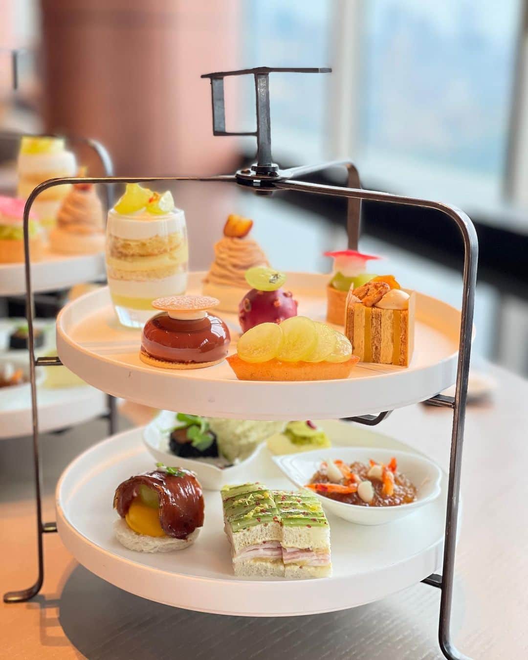 nobukoのインスタグラム：「お料理教室のお友達と4人で恒例になっているATへ✨ フォーシーズンズホテル東京大手町のATはお初。大好きなシャインマスカットが今月末までなので😊 話に夢中で紅茶の写真ほとんど撮るの忘れていた😅 ATでは紅茶はいつも攻めのセレクトする私の隣でエレガントなMちゃんは外さないイングリッシュブレックファーストから☺️ 楽しすぎて時間が足りない🤭  今夜はワールドカップ開幕✨楽しみ😆 #fourseasonshoteltokyootemachi  #afternoontea  #フォーシーズンズホテル東京大手町  #AT」